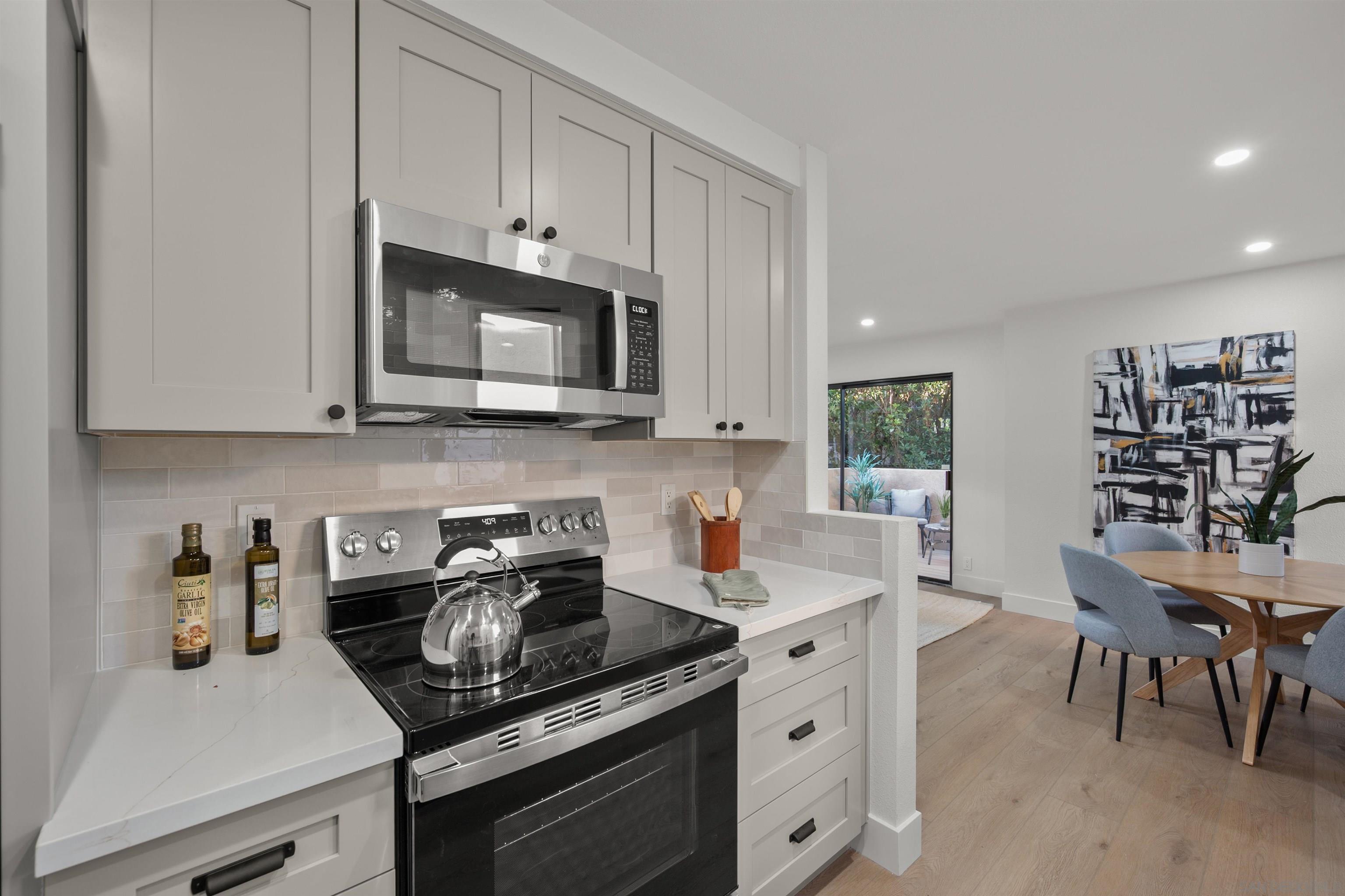 Detail Gallery Image 8 of 52 For 8326  via Sonoma  #66,  La Jolla,  CA 92037 - 2 Beds | 1/1 Baths