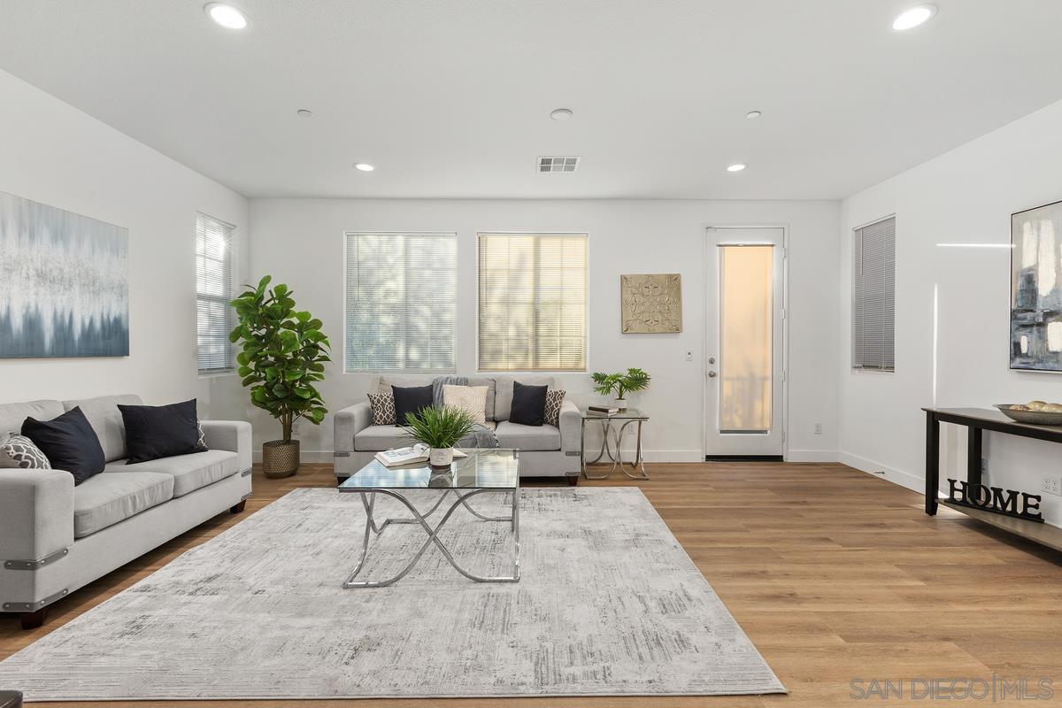 Detail Gallery Image 3 of 24 For 264  Camellia Way, Vista,  CA 92083 - 3 Beds | 2/1 Baths