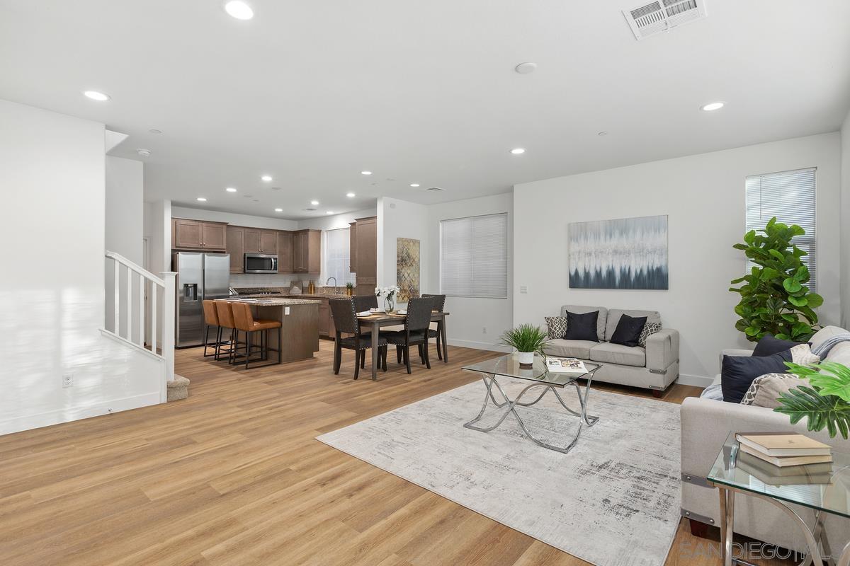 Detail Gallery Image 6 of 24 For 264  Camellia Way, Vista,  CA 92083 - 3 Beds | 2/1 Baths