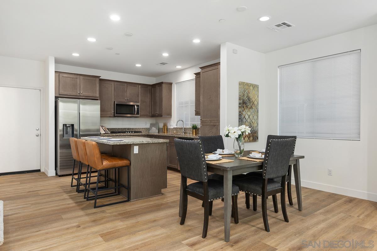 Detail Gallery Image 8 of 24 For 264  Camellia Way, Vista,  CA 92083 - 3 Beds | 2/1 Baths