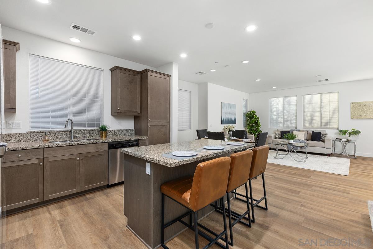 Detail Gallery Image 10 of 24 For 264  Camellia Way, Vista,  CA 92083 - 3 Beds | 2/1 Baths