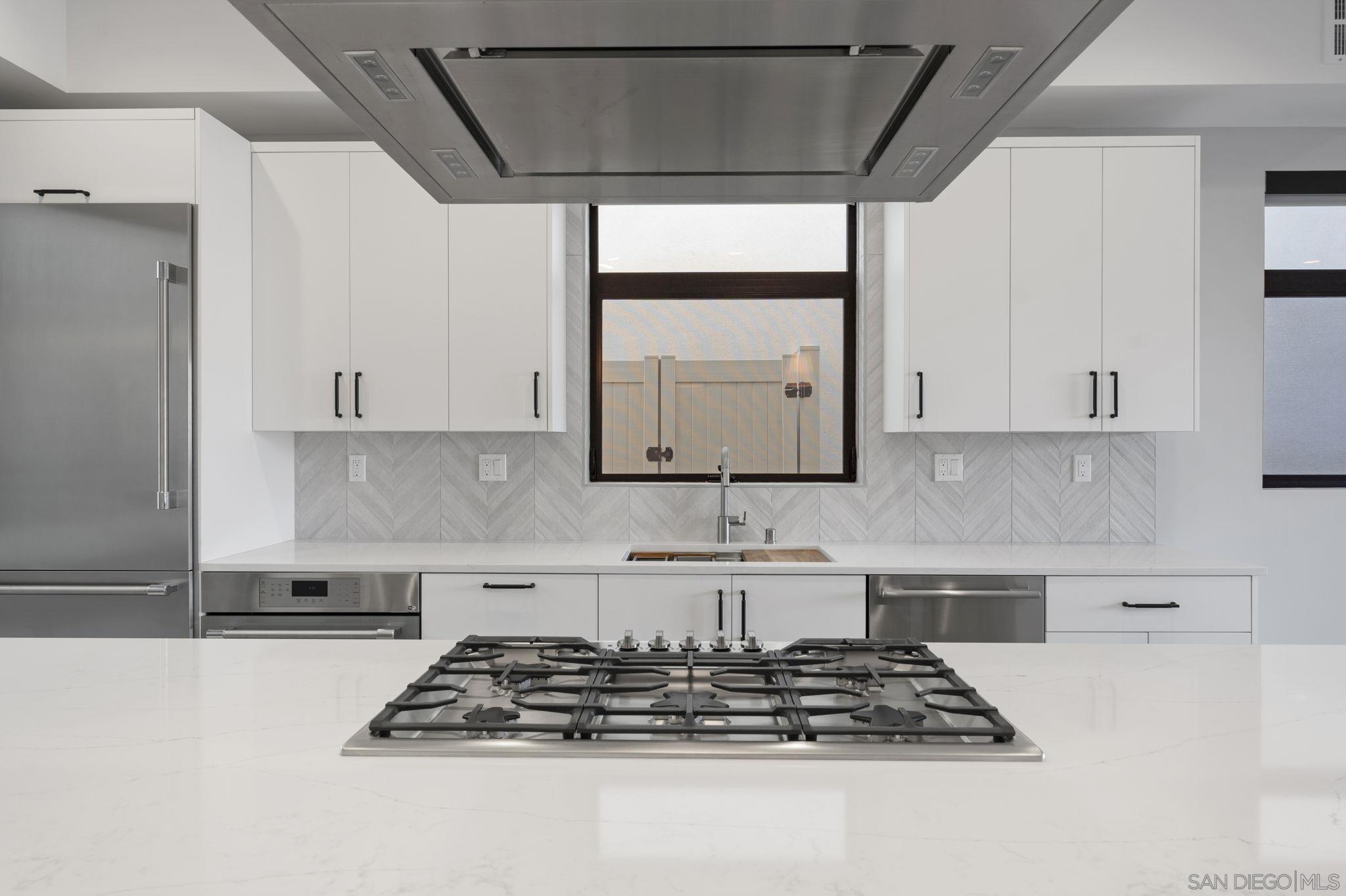 Detail Gallery Image 13 of 37 For 107  Daisy, Imperial Beach,  CA 91932 - 3 Beds | 3/1 Baths