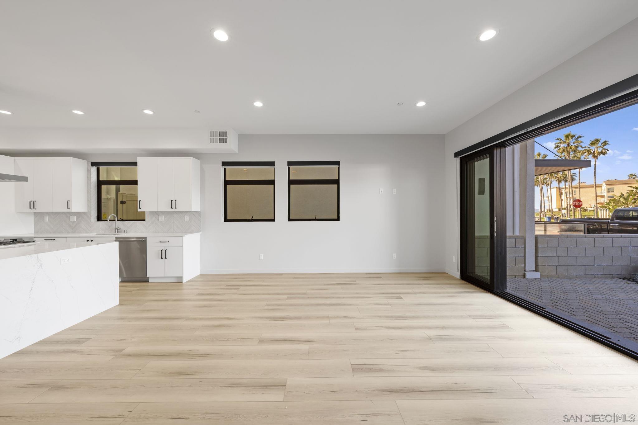 Detail Gallery Image 14 of 37 For 107  Daisy, Imperial Beach,  CA 91932 - 3 Beds | 3/1 Baths