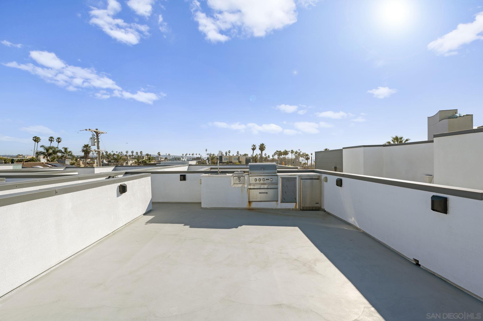Detail Gallery Image 3 of 37 For 107  Daisy, Imperial Beach,  CA 91932 - 3 Beds | 3/1 Baths