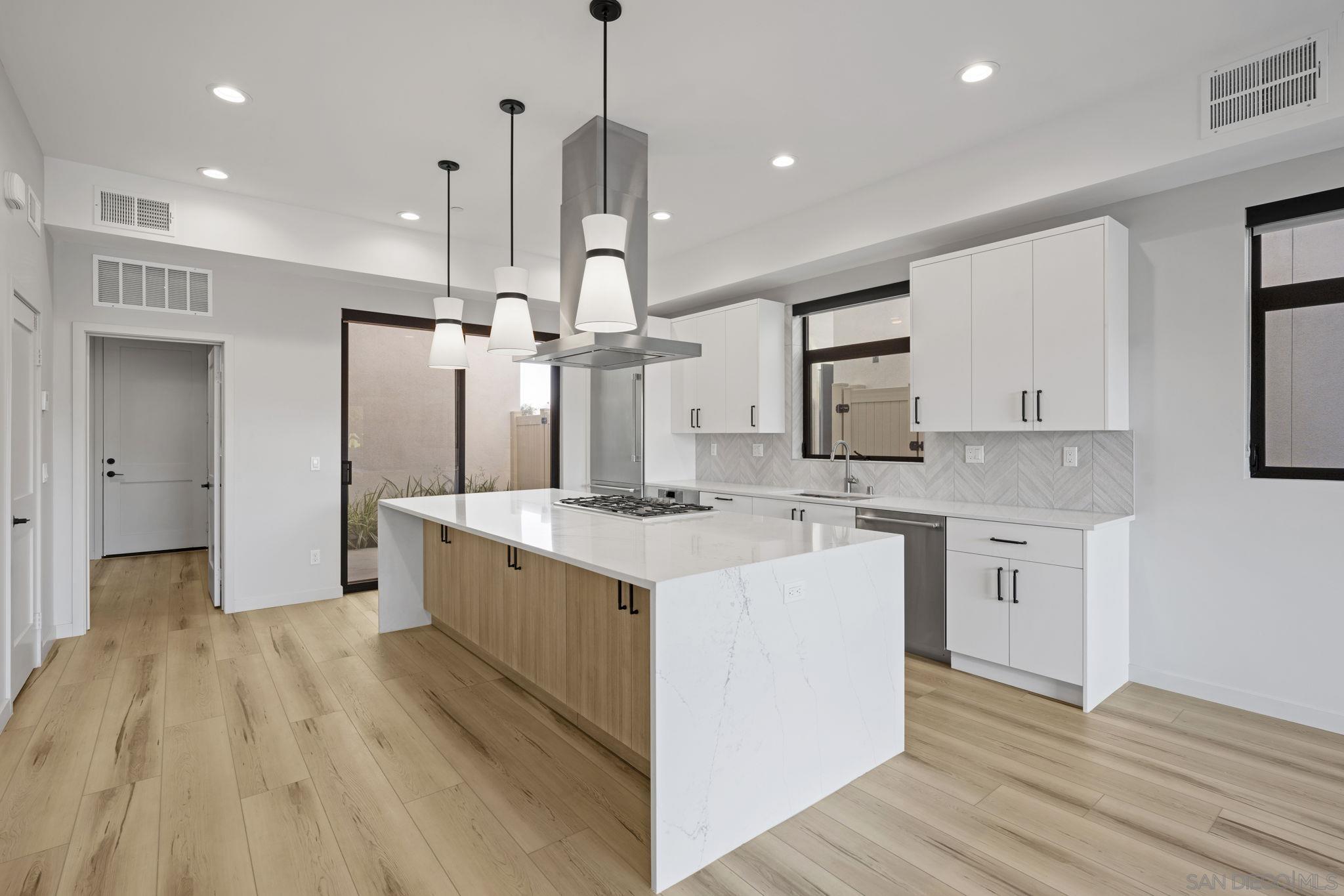 Detail Gallery Image 6 of 37 For 107  Daisy, Imperial Beach,  CA 91932 - 3 Beds | 3/1 Baths