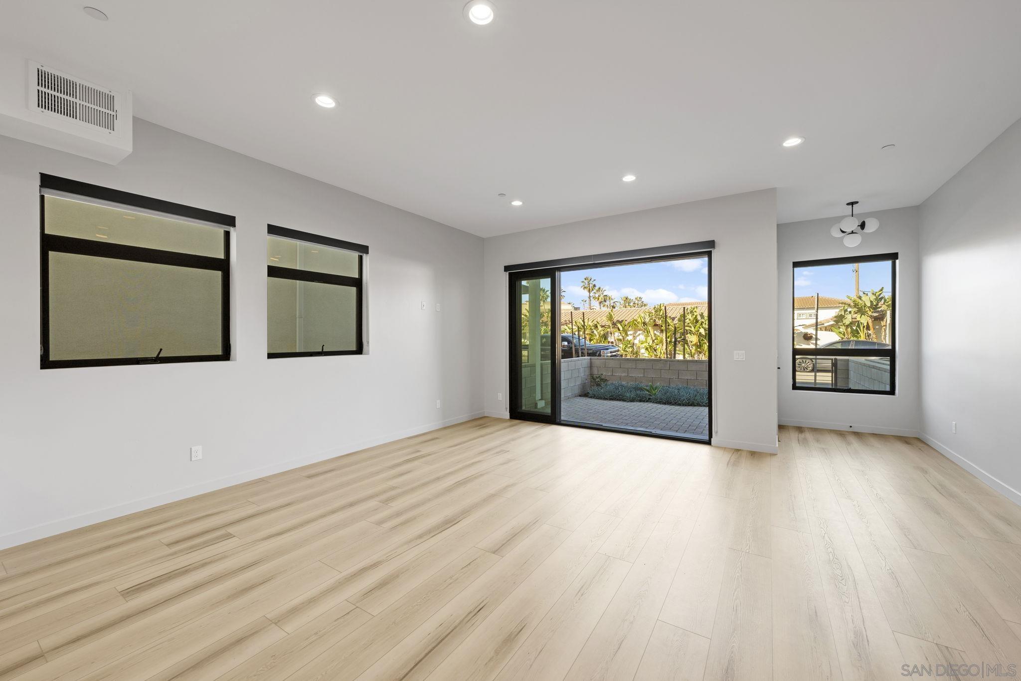 Detail Gallery Image 8 of 37 For 107  Daisy, Imperial Beach,  CA 91932 - 3 Beds | 3/1 Baths