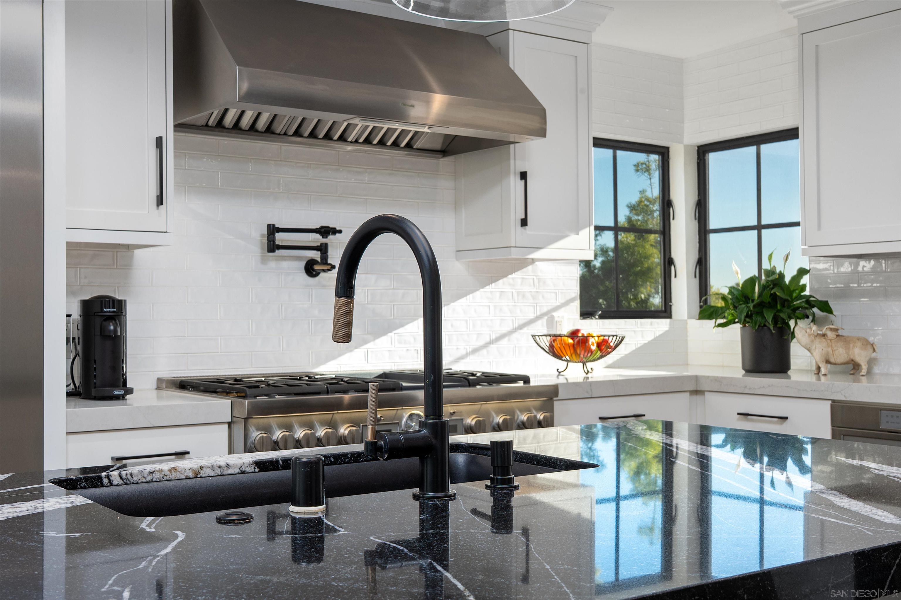 Detail Gallery Image 11 of 47 For 1455  Clove Street, San Diego,  CA 92106 - 4 Beds | 4/1 Baths