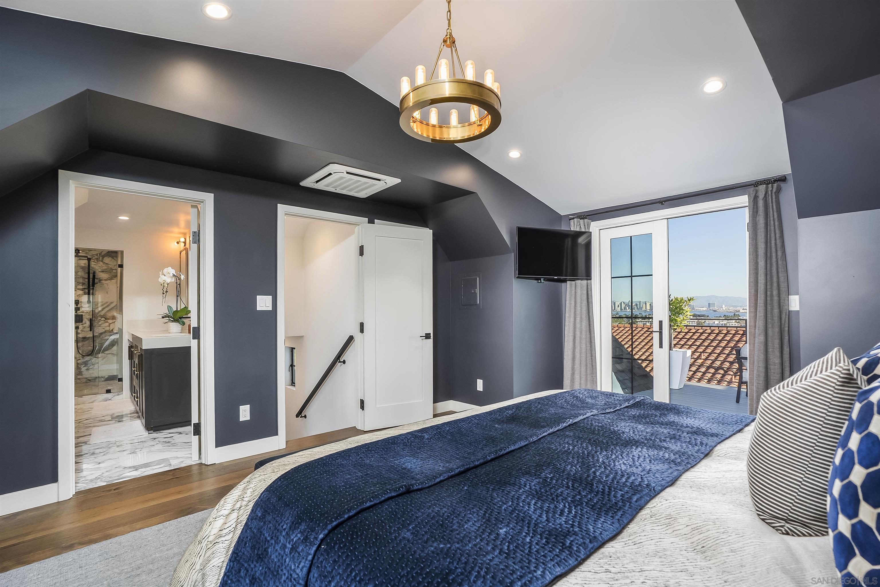 Detail Gallery Image 21 of 47 For 1455  Clove Street, San Diego,  CA 92106 - 4 Beds | 4/1 Baths