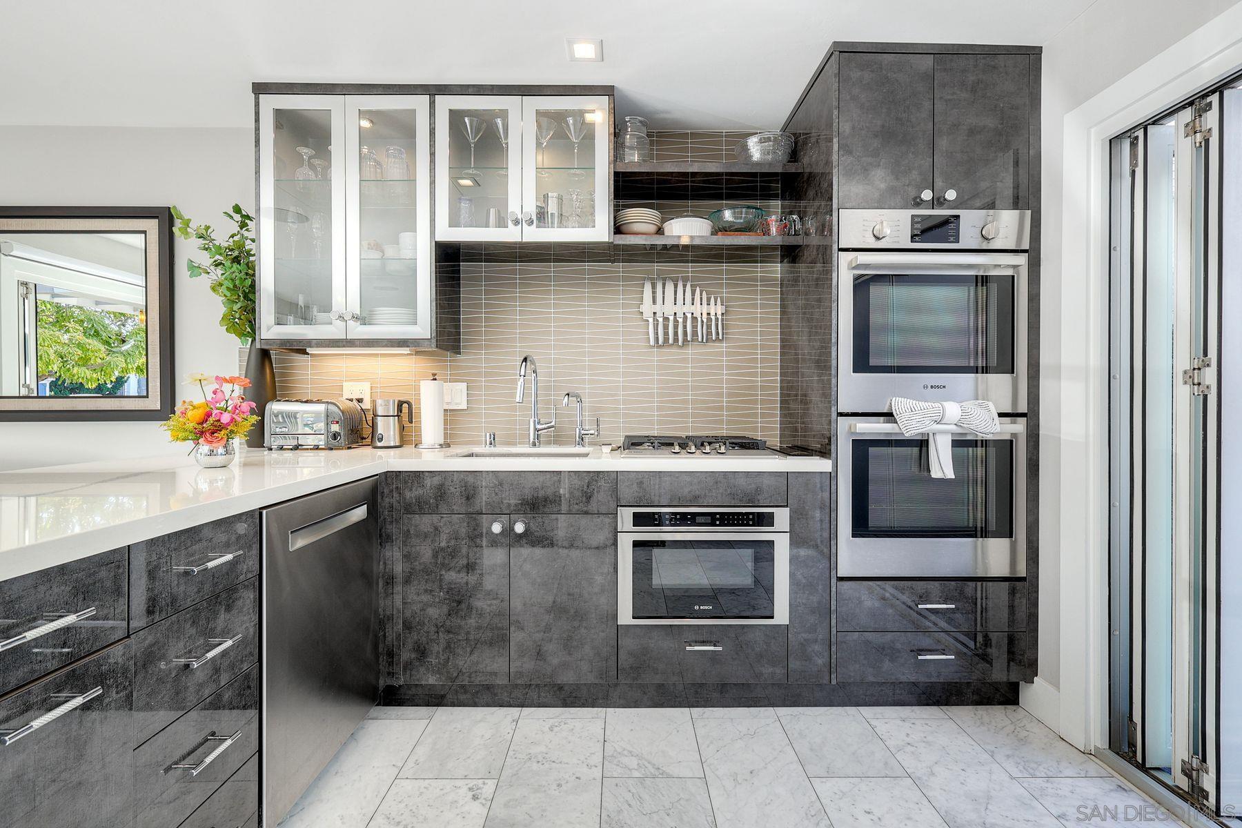 Detail Gallery Image 11 of 35 For 911  9th St, Coronado,  CA 92118 - 3 Beds | 2/1 Baths