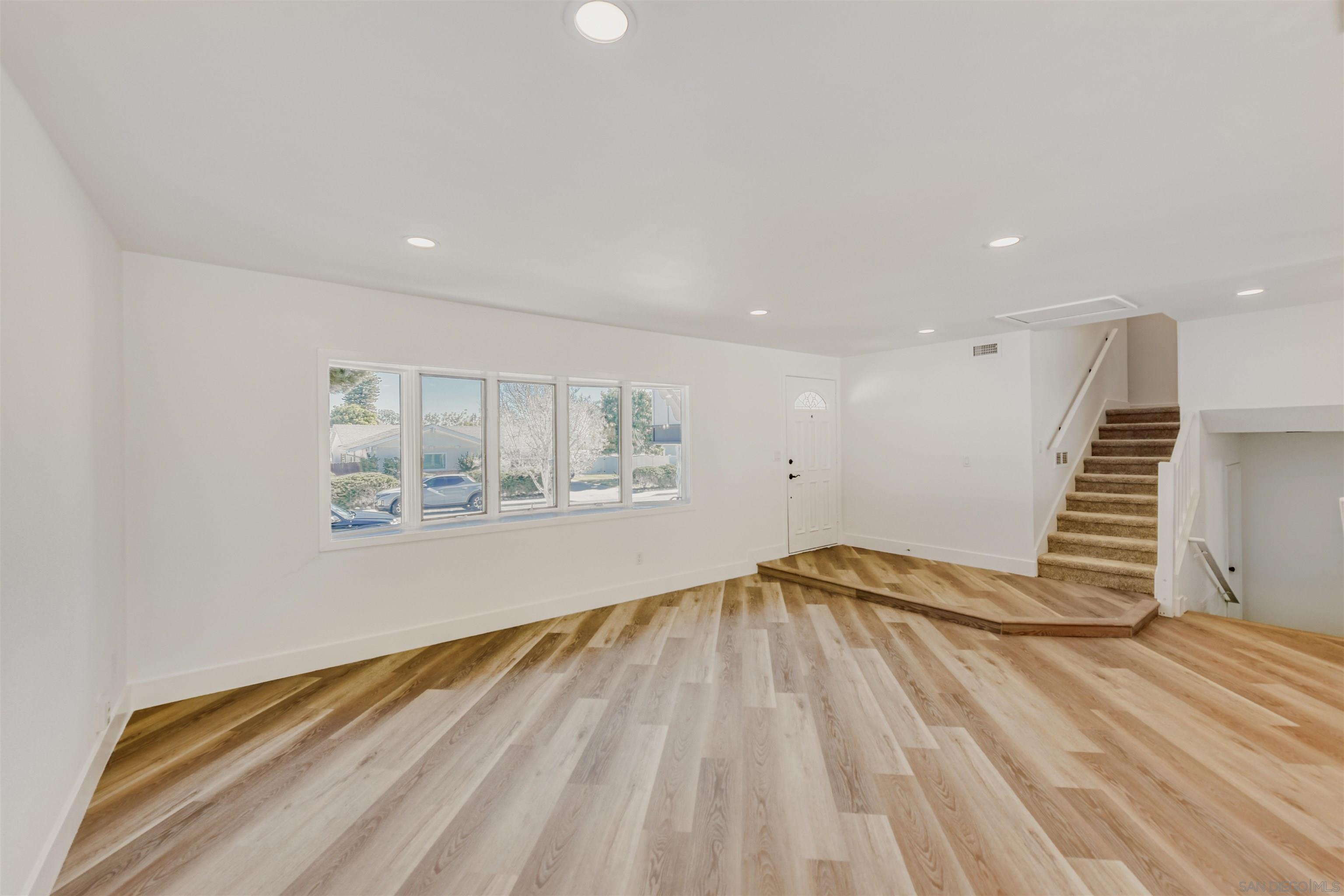 Detail Gallery Image 12 of 46 For 6484  Belle Glade Ave, San Diego,  CA 92119 - 5 Beds | 3 Baths