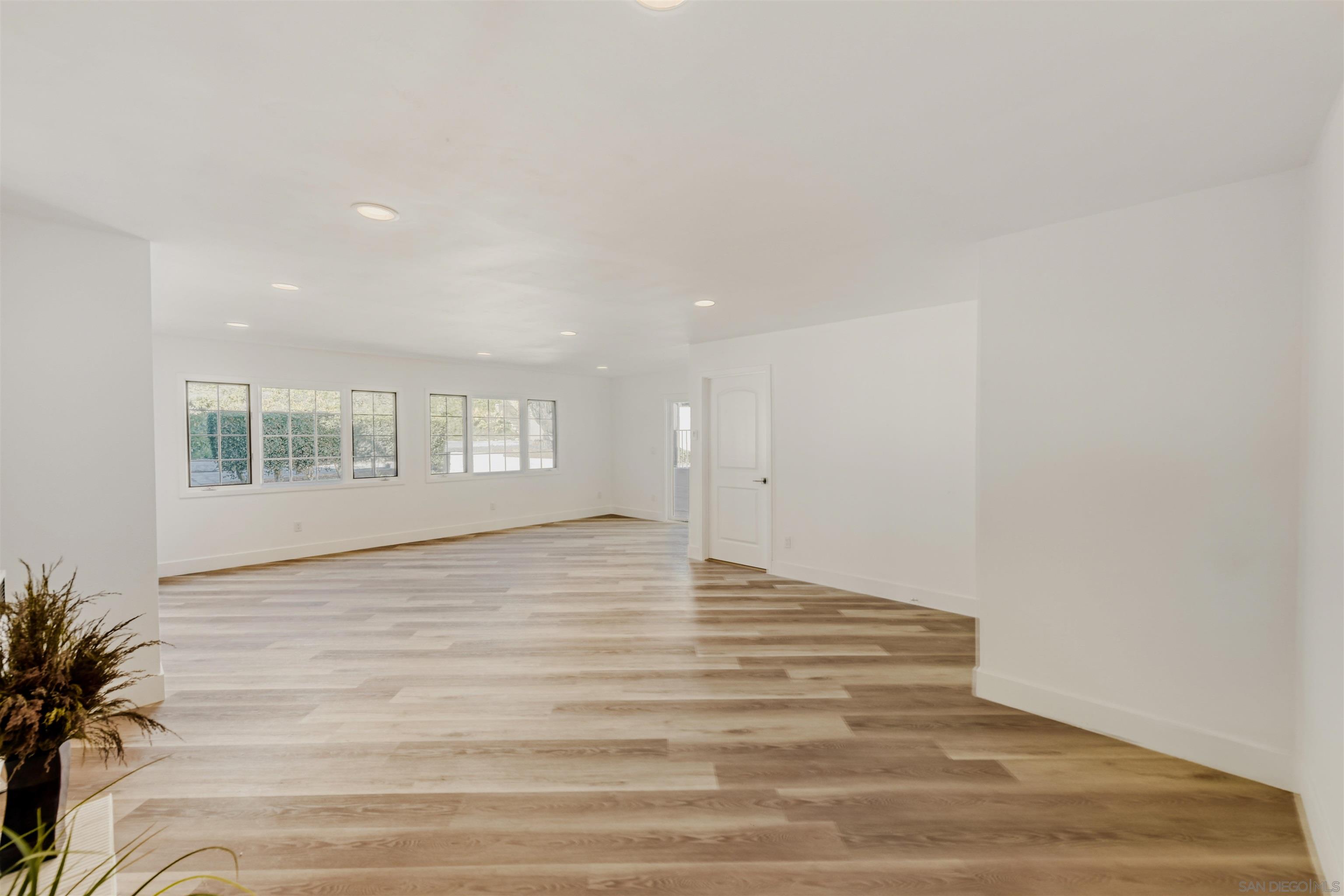 Detail Gallery Image 15 of 46 For 6484  Belle Glade Ave, San Diego,  CA 92119 - 5 Beds | 3 Baths