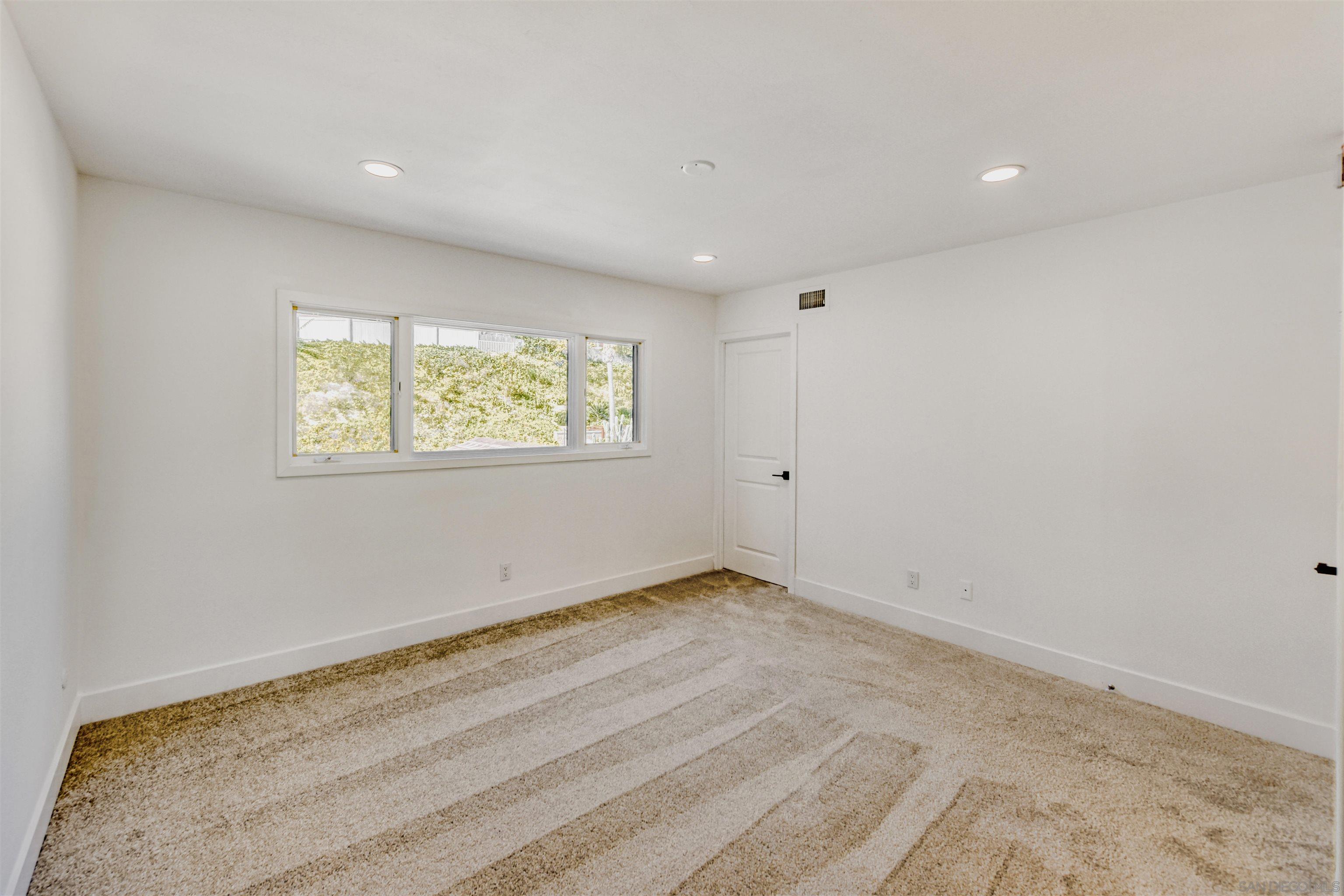 Detail Gallery Image 21 of 46 For 6484  Belle Glade Ave, San Diego,  CA 92119 - 5 Beds | 3 Baths