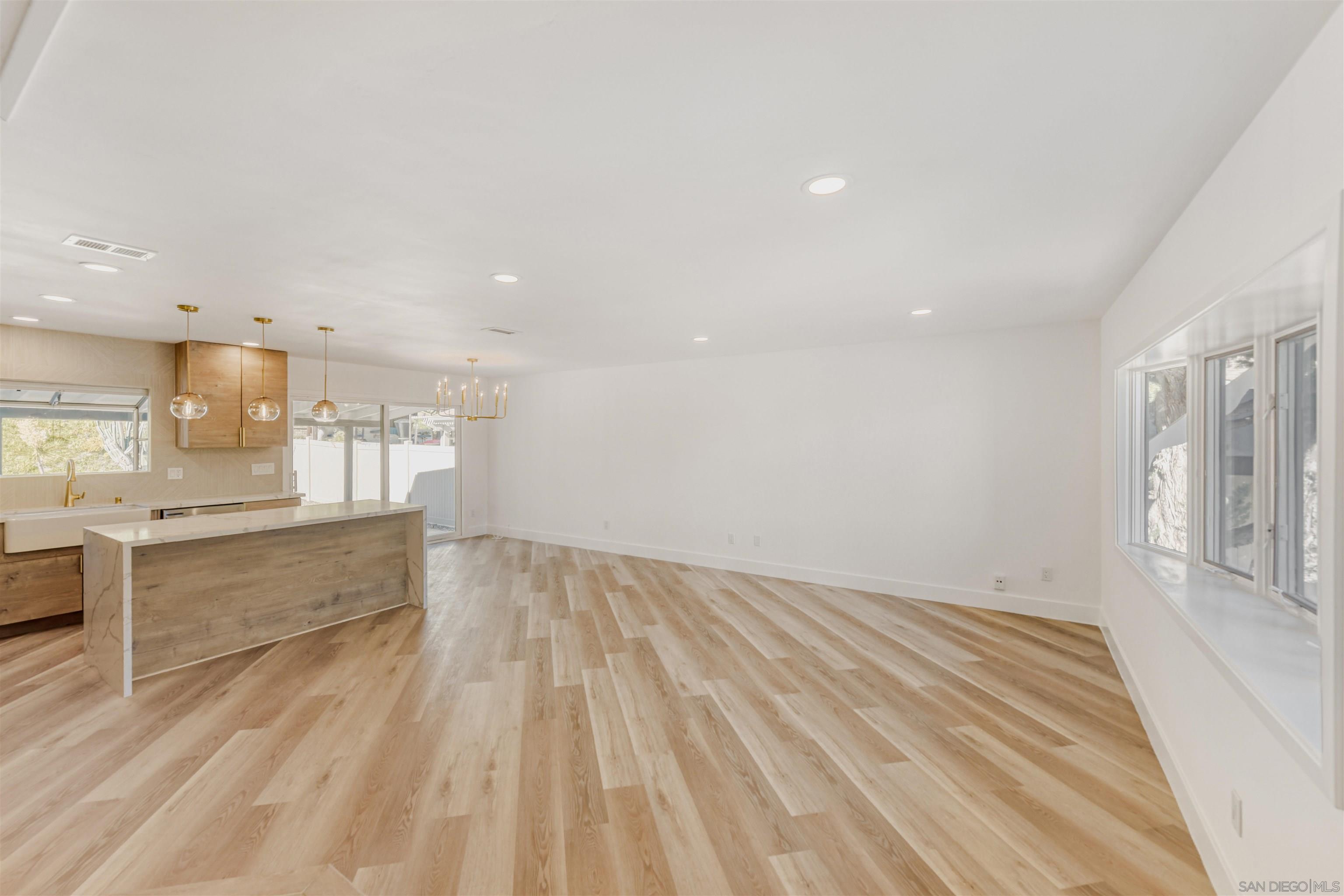 Detail Gallery Image 6 of 46 For 6484  Belle Glade Ave, San Diego,  CA 92119 - 5 Beds | 3 Baths