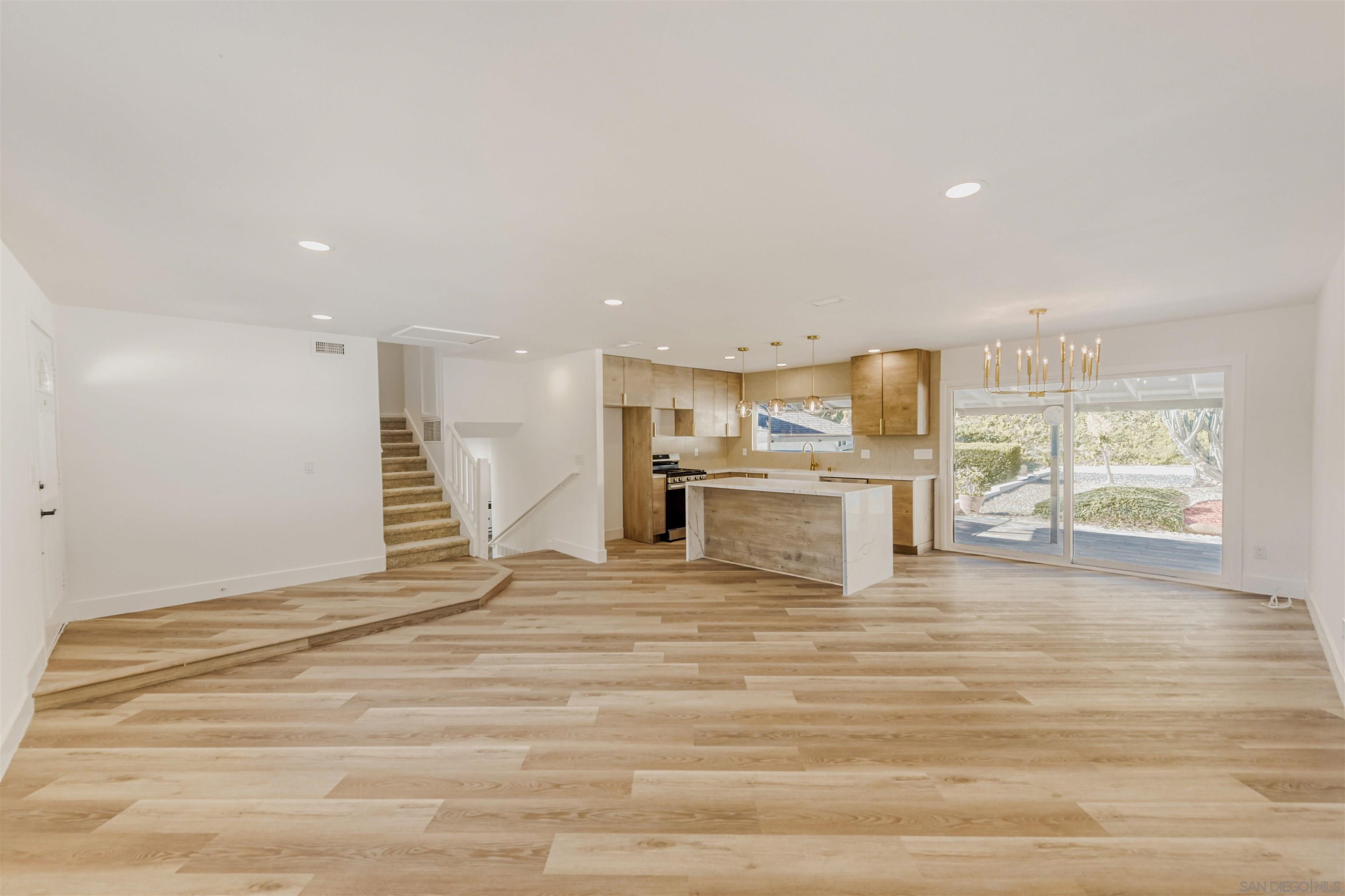 Detail Gallery Image 7 of 46 For 6484  Belle Glade Ave, San Diego,  CA 92119 - 5 Beds | 3 Baths