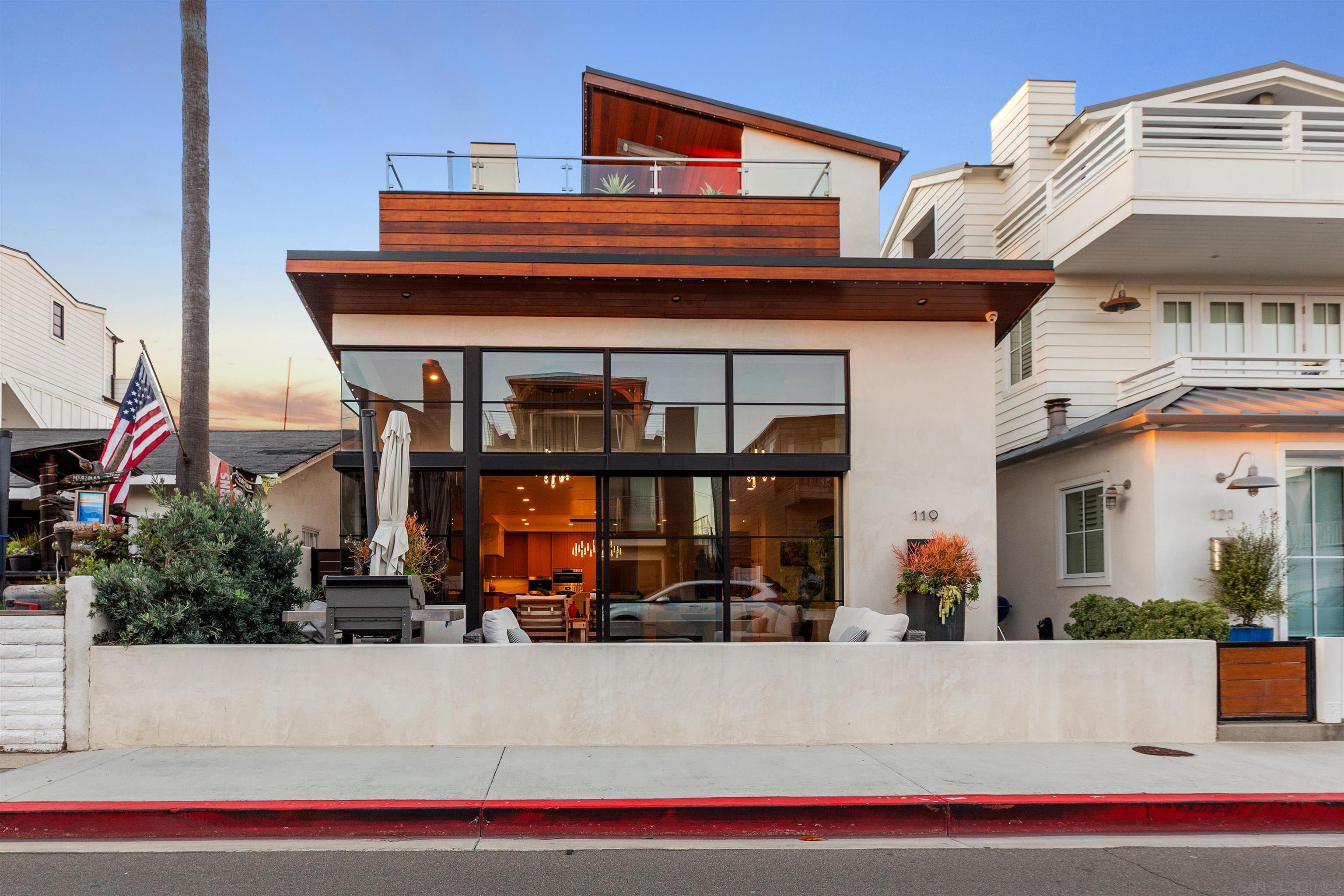 Detail Gallery Image 2 of 43 For 119  41st, Newport Beach,  CA 92663 - 3 Beds | 5 Baths