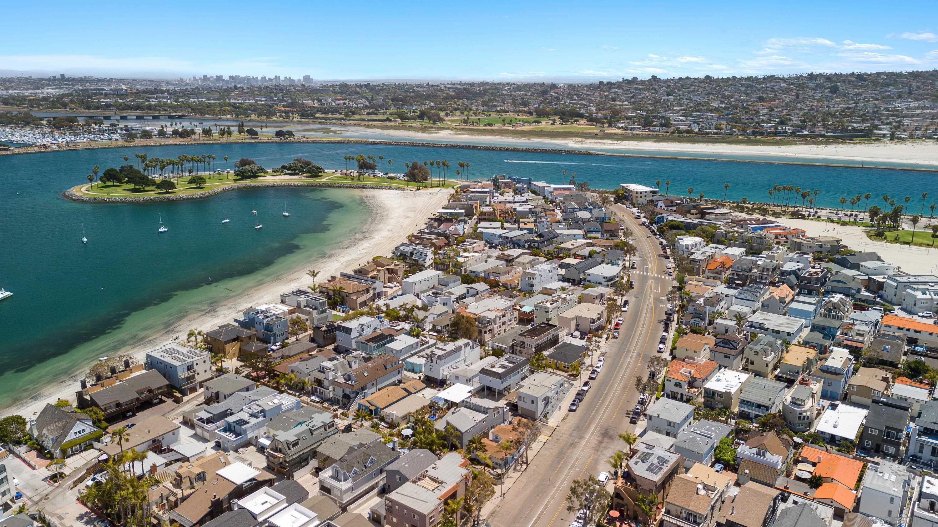 Detail Gallery Image 3 of 35 For 805  Brighton Court, San Diego,  CA 92109 - 3 Beds | 2 Baths