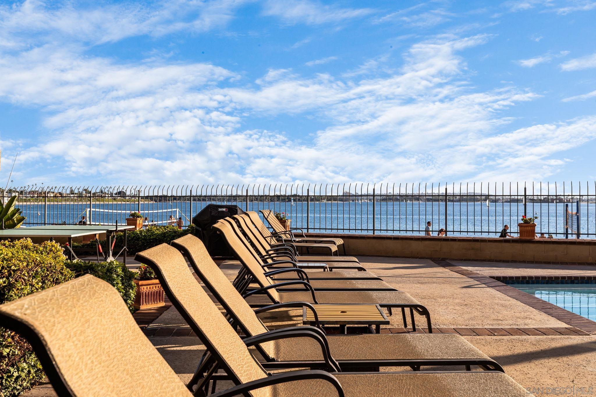 Detail Gallery Image 10 of 45 For 1221  Parker Pl  21, San Diego,  CA 92109 - 2 Beds | 3 Baths