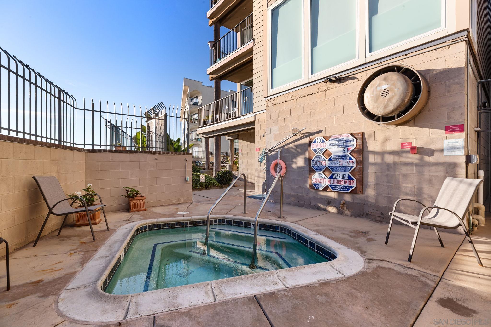 Detail Gallery Image 11 of 45 For 1221  Parker Pl  21, San Diego,  CA 92109 - 2 Beds | 3 Baths