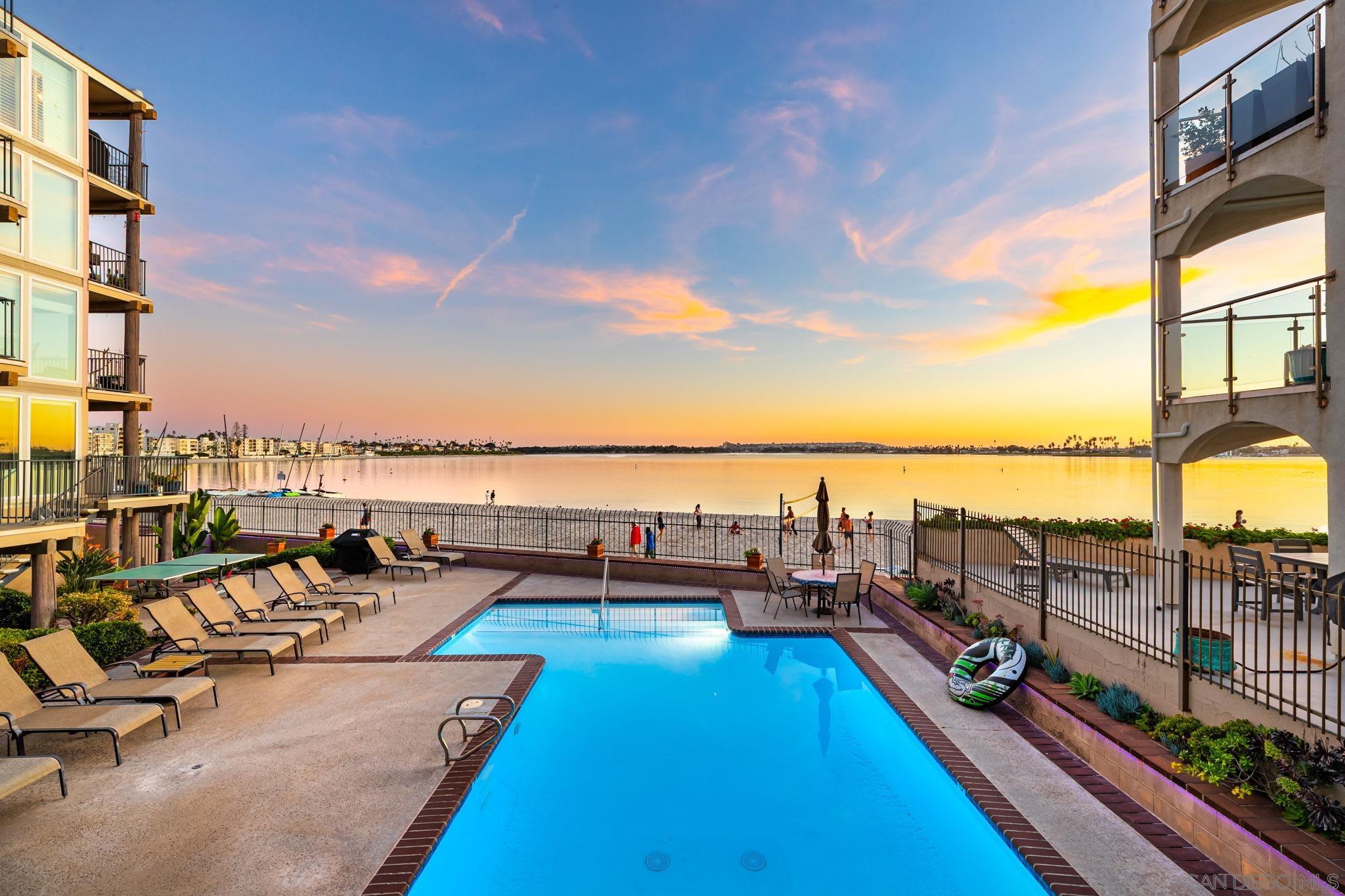 Detail Gallery Image 12 of 45 For 1221  Parker Pl  21, San Diego,  CA 92109 - 2 Beds | 3 Baths