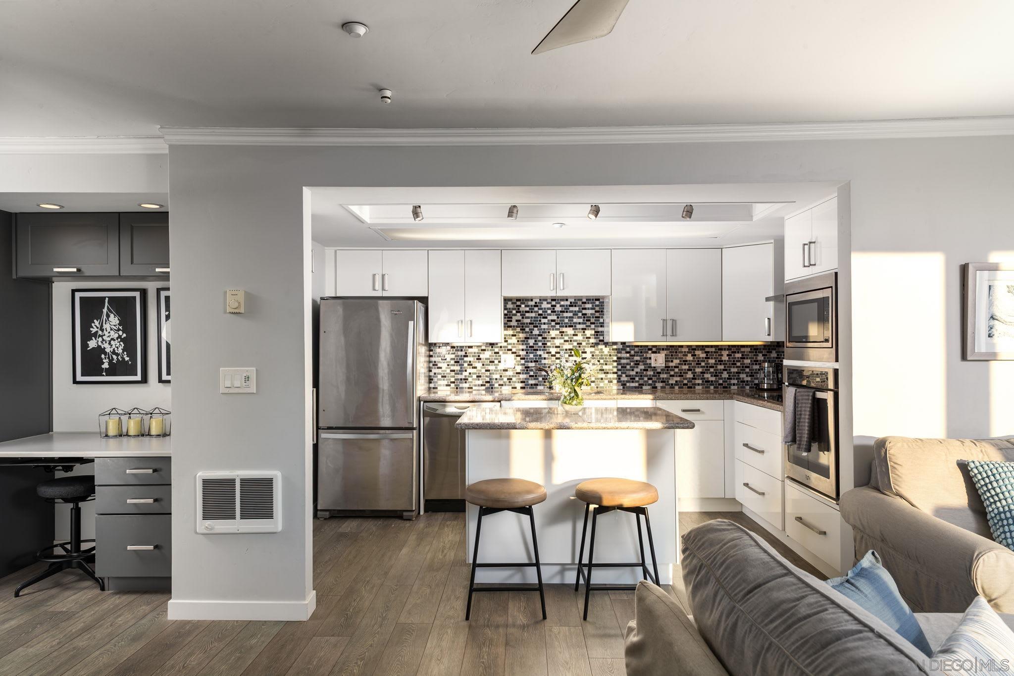 Detail Gallery Image 13 of 45 For 1221  Parker Pl  21, San Diego,  CA 92109 - 2 Beds | 3 Baths