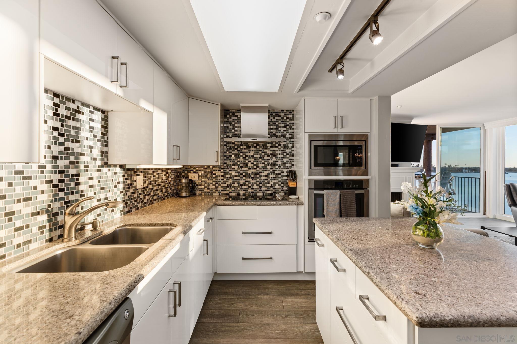 Detail Gallery Image 14 of 45 For 1221  Parker Pl  21, San Diego,  CA 92109 - 2 Beds | 3 Baths