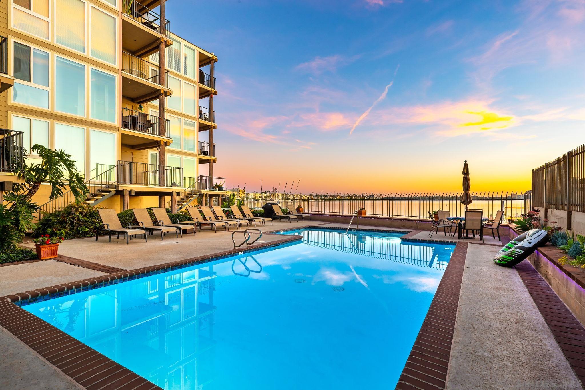 Detail Gallery Image 3 of 45 For 1221  Parker Pl  21, San Diego,  CA 92109 - 2 Beds | 3 Baths