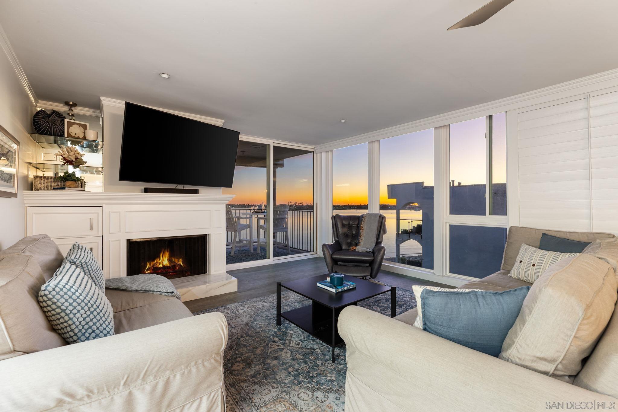 Detail Gallery Image 4 of 45 For 1221  Parker Pl  21, San Diego,  CA 92109 - 2 Beds | 3 Baths