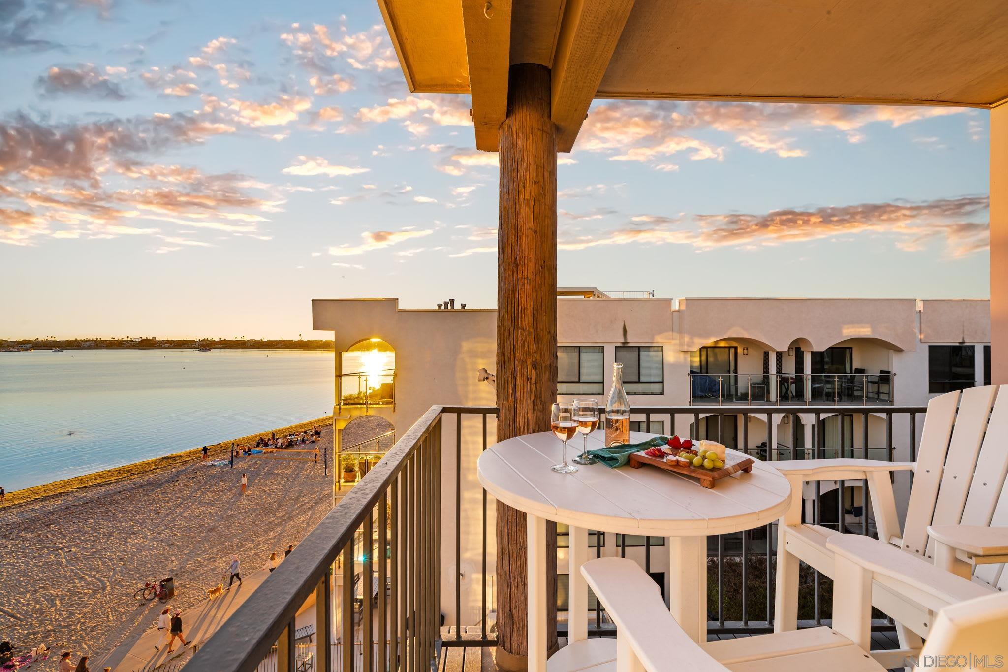 Detail Gallery Image 35 of 45 For 1221  Parker Pl  21, San Diego,  CA 92109 - 2 Beds | 3 Baths