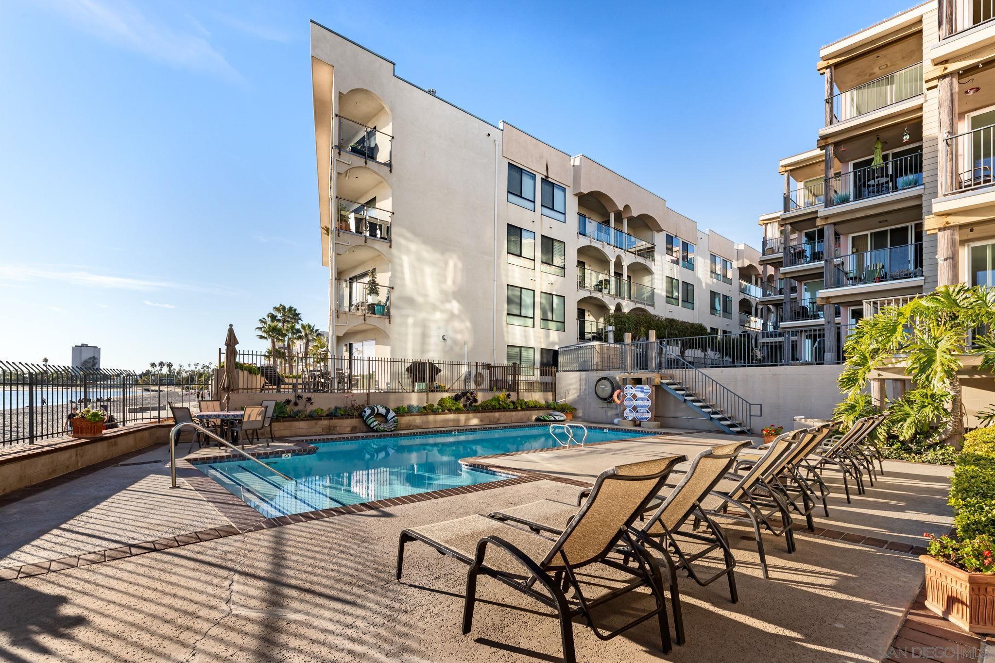 Detail Gallery Image 40 of 45 For 1221  Parker Pl  21, San Diego,  CA 92109 - 2 Beds | 3 Baths