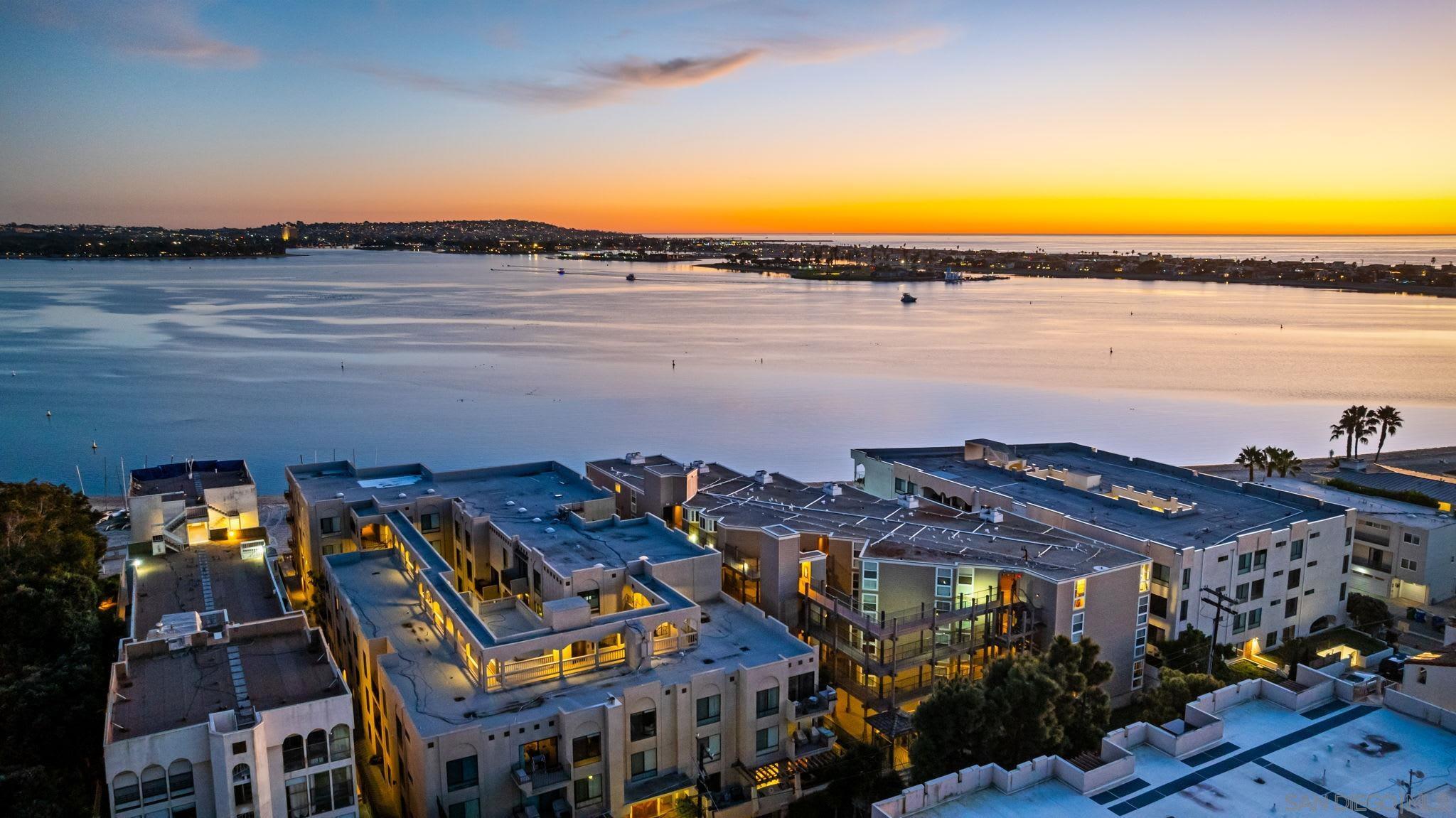 Detail Gallery Image 41 of 45 For 1221  Parker Pl  21, San Diego,  CA 92109 - 2 Beds | 3 Baths