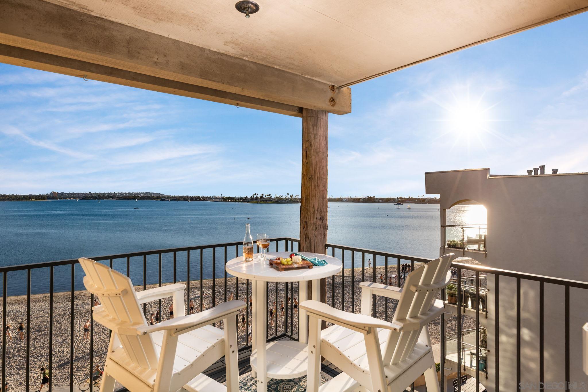 Detail Gallery Image 5 of 45 For 1221  Parker Pl  21, San Diego,  CA 92109 - 2 Beds | 3 Baths