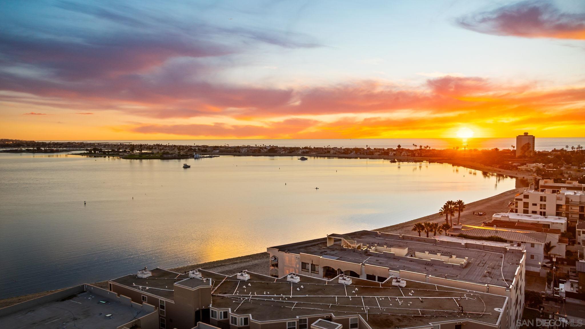 Detail Gallery Image 7 of 45 For 1221  Parker Pl  21, San Diego,  CA 92109 - 2 Beds | 3 Baths