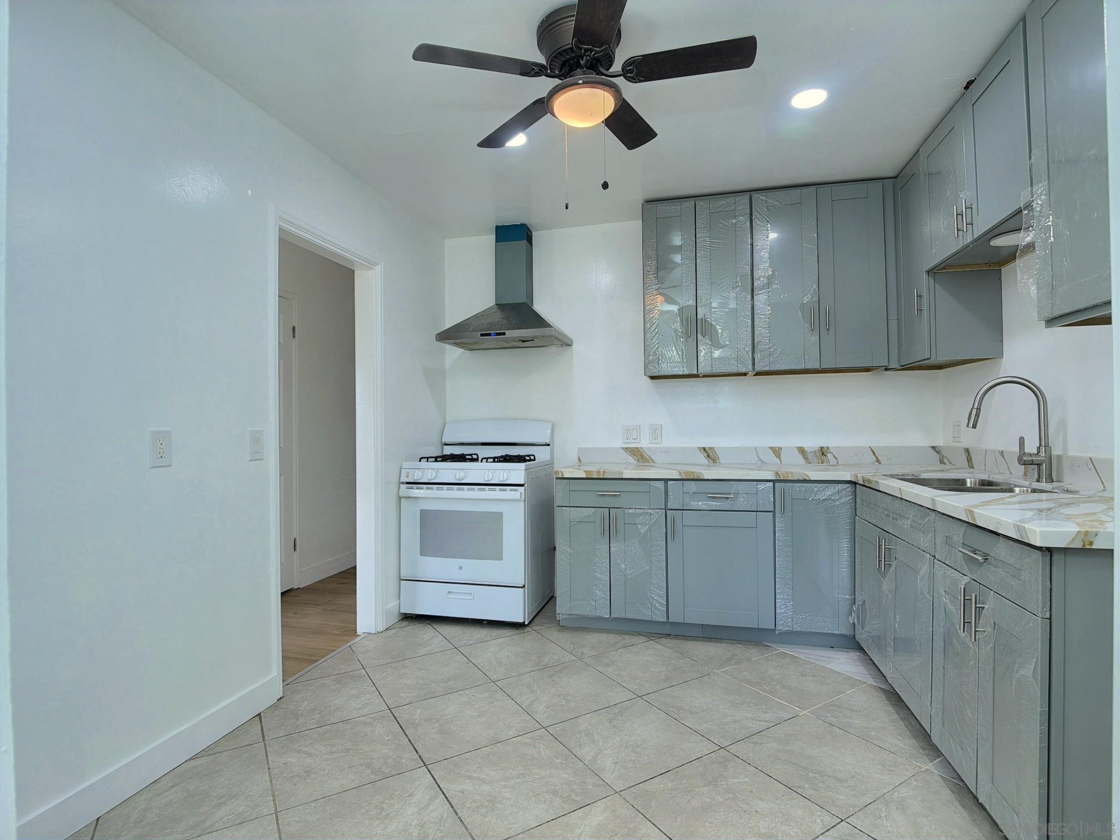 Detail Gallery Image 2 of 42 For 4650  Hilltop, San Diego,  CA 92102 - 3 Beds | 2 Baths