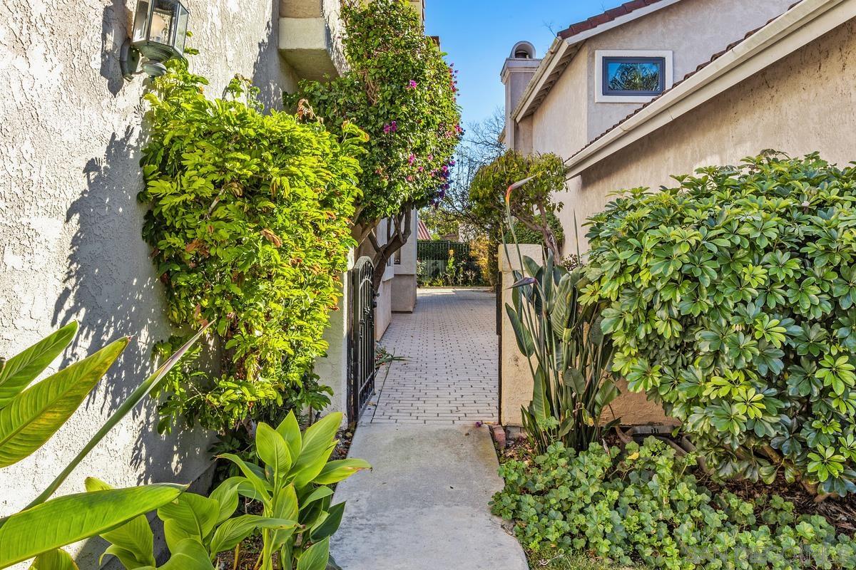 Detail Gallery Image 2 of 20 For 7143  Caminito Pantoja, San Diego,  CA 92122 - 3 Beds | 3 Baths