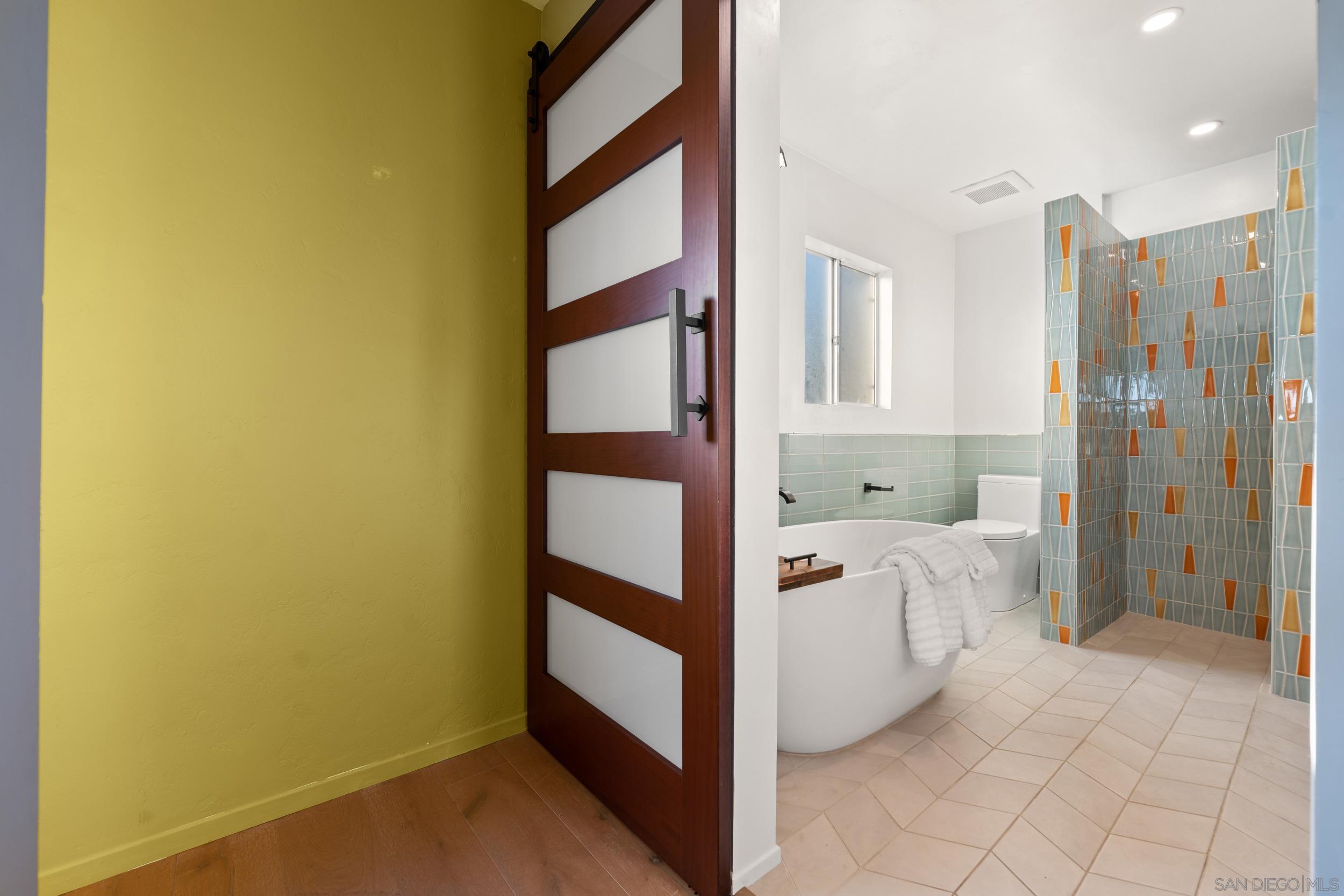 Detail Gallery Image 13 of 53 For 3306  Donna Dr, Carlsbad,  CA 92008 - 4 Beds | 4 Baths