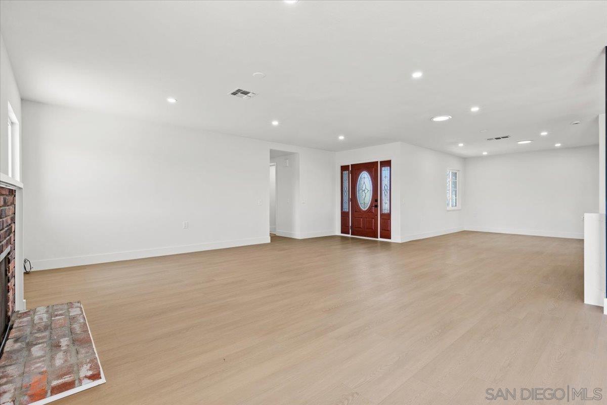 Detail Gallery Image 9 of 36 For 16413  Roca Dr, San Diego,  CA 92128 - 2 Beds | 2 Baths