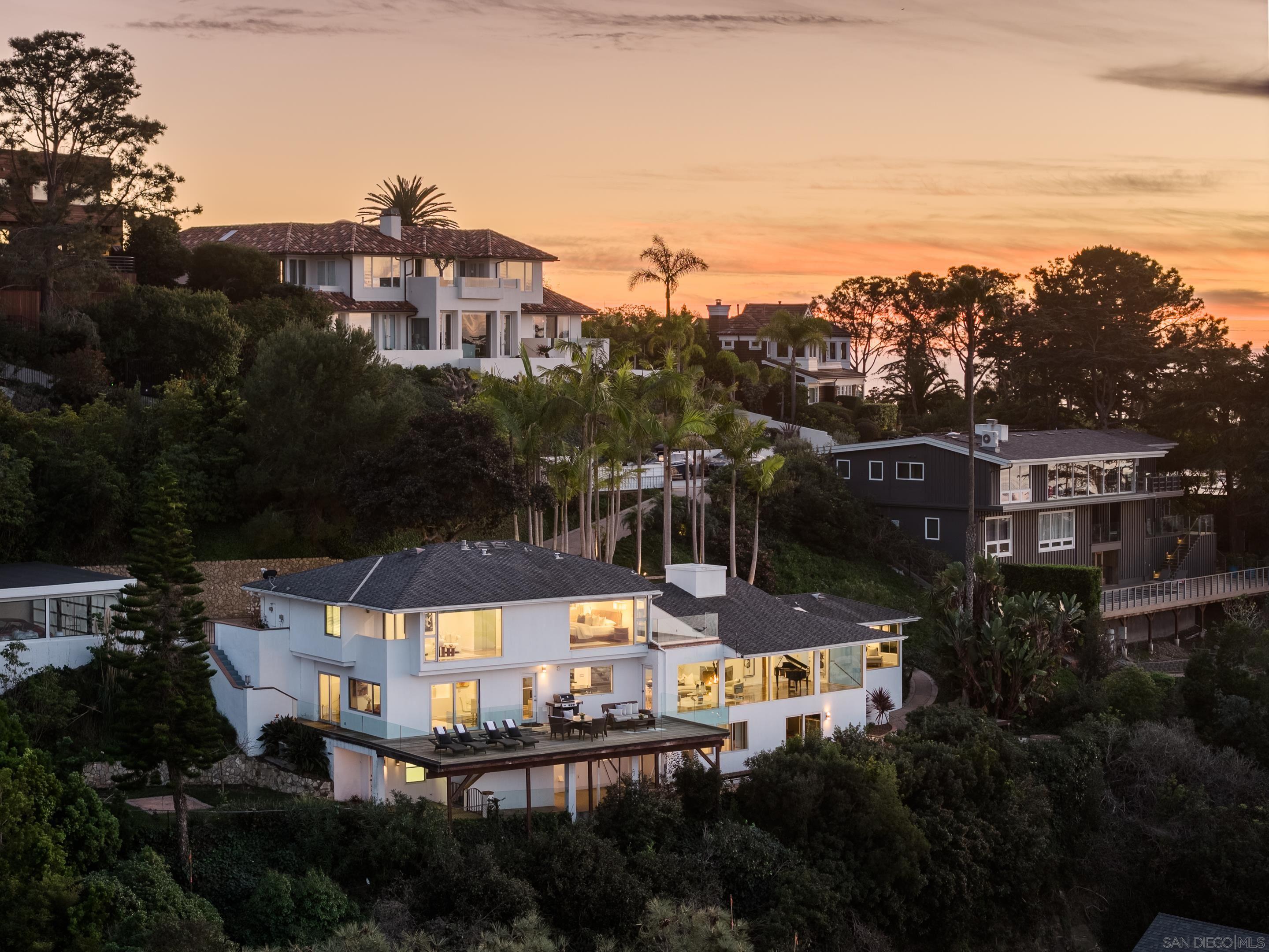 Detail Gallery Image 16 of 36 For 1642  Valdes Dr., La Jolla,  CA 92037 - 5 Beds | 5 Baths