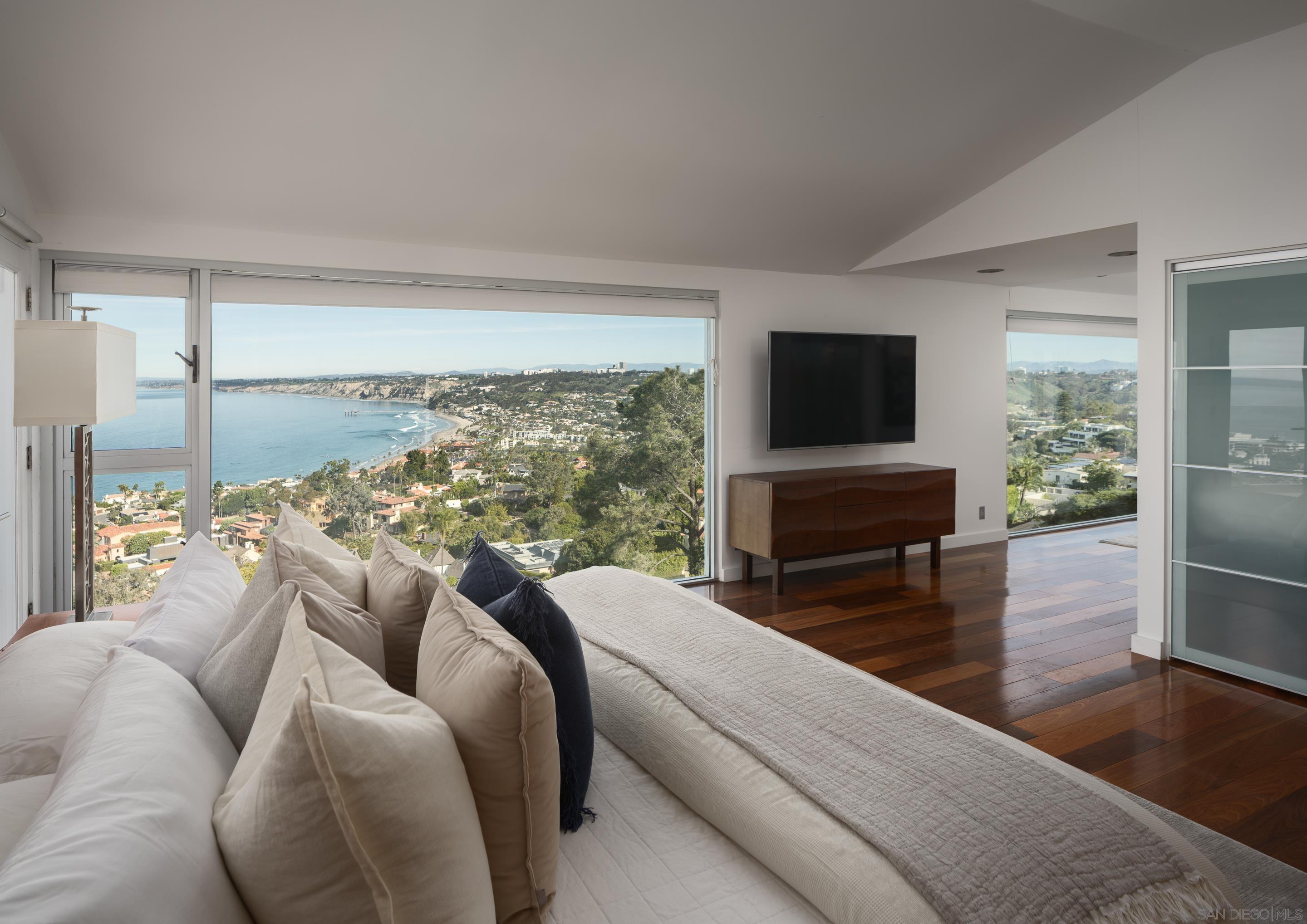 Detail Gallery Image 19 of 36 For 1642  Valdes Dr., La Jolla,  CA 92037 - 5 Beds | 5 Baths