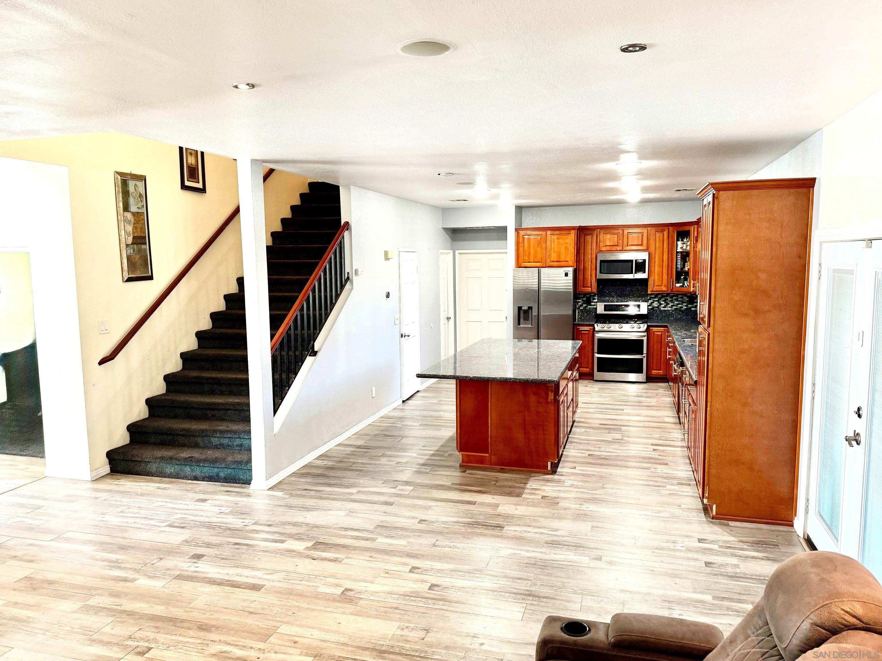 Detail Gallery Image 12 of 45 For 5873  Montery Place, Palmdale,  CA 93552 - 5 Beds | 3 Baths