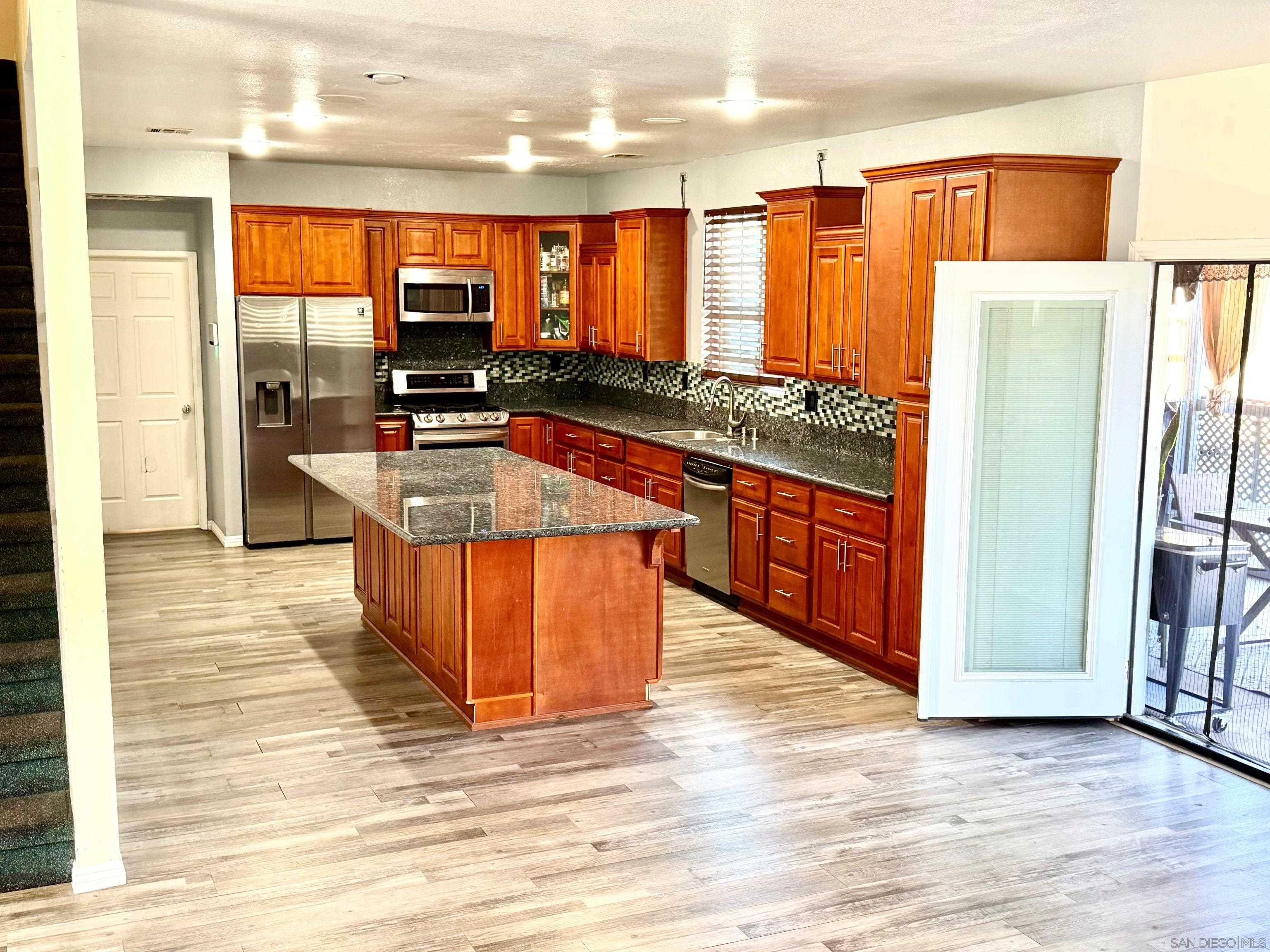 Detail Gallery Image 13 of 45 For 5873  Montery Place, Palmdale,  CA 93552 - 5 Beds | 3 Baths