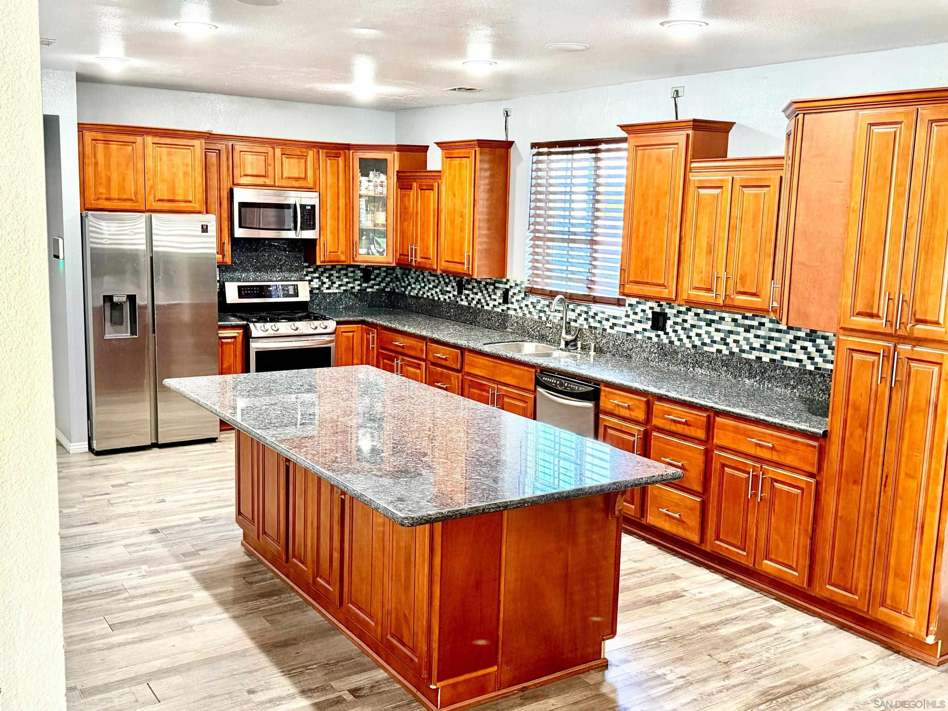 Detail Gallery Image 5 of 45 For 5873  Montery Place, Palmdale,  CA 93552 - 5 Beds | 3 Baths