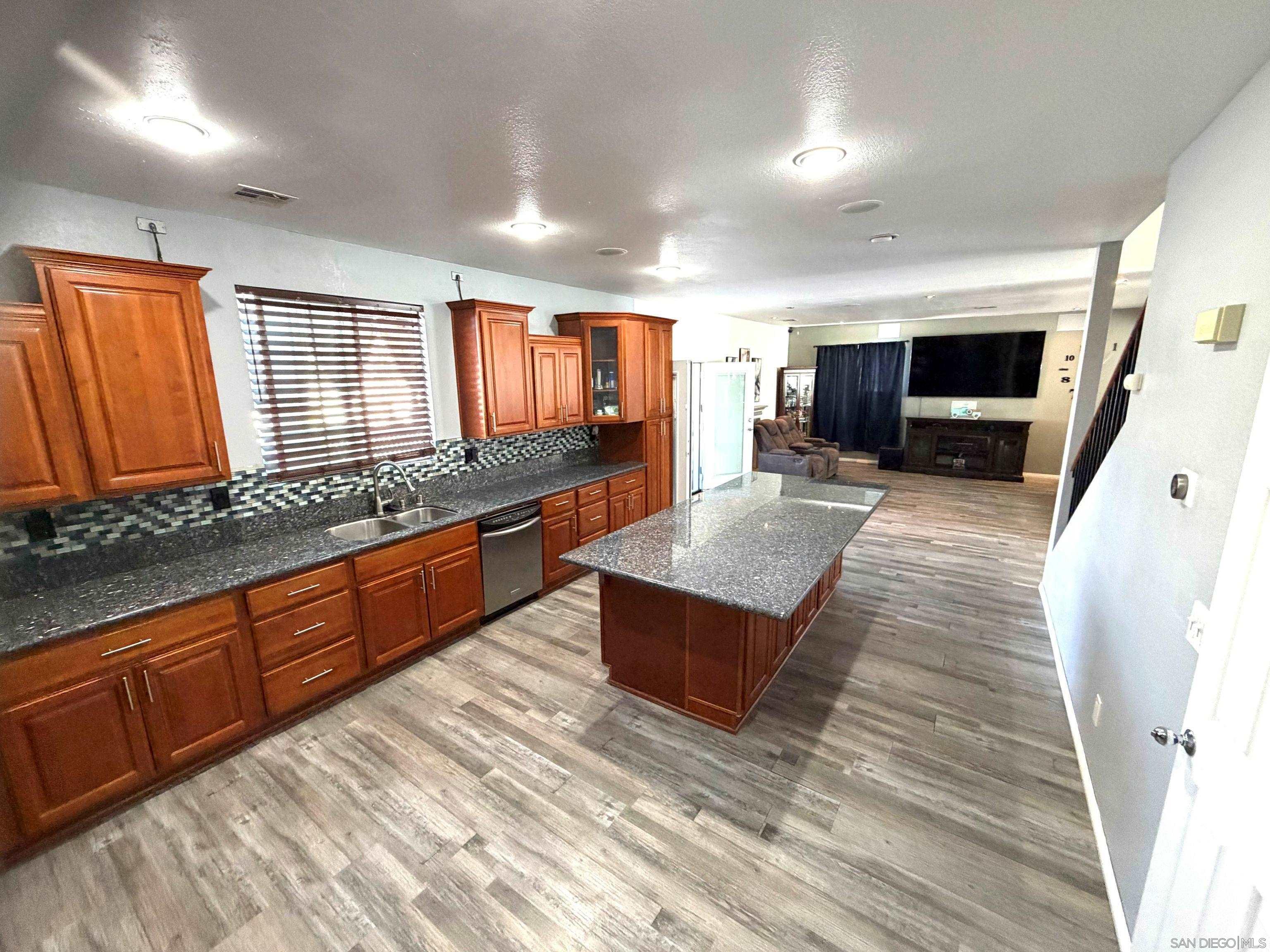 Detail Gallery Image 6 of 45 For 5873  Montery Place, Palmdale,  CA 93552 - 5 Beds | 3 Baths