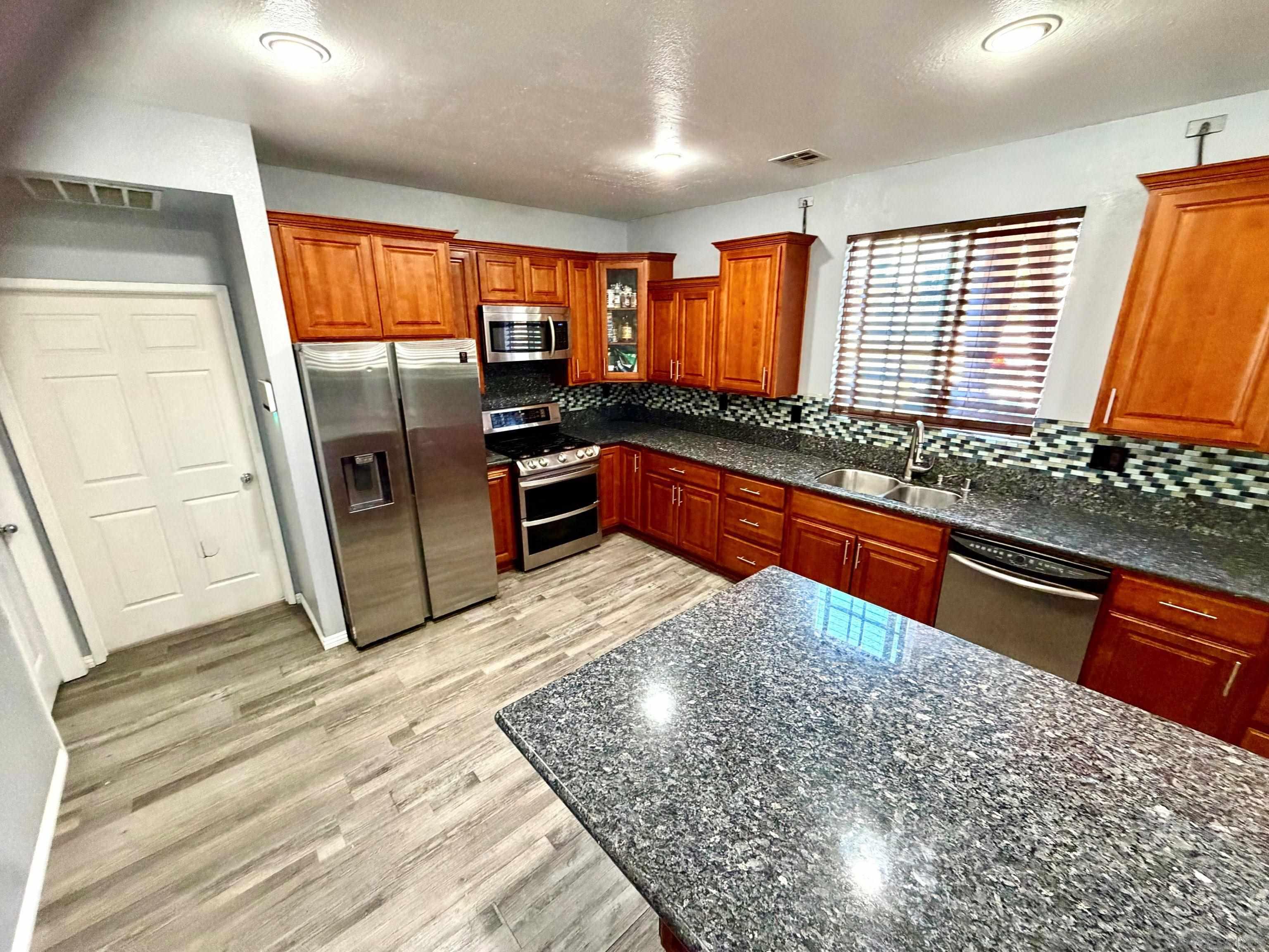 Detail Gallery Image 7 of 45 For 5873  Montery Place, Palmdale,  CA 93552 - 5 Beds | 3 Baths