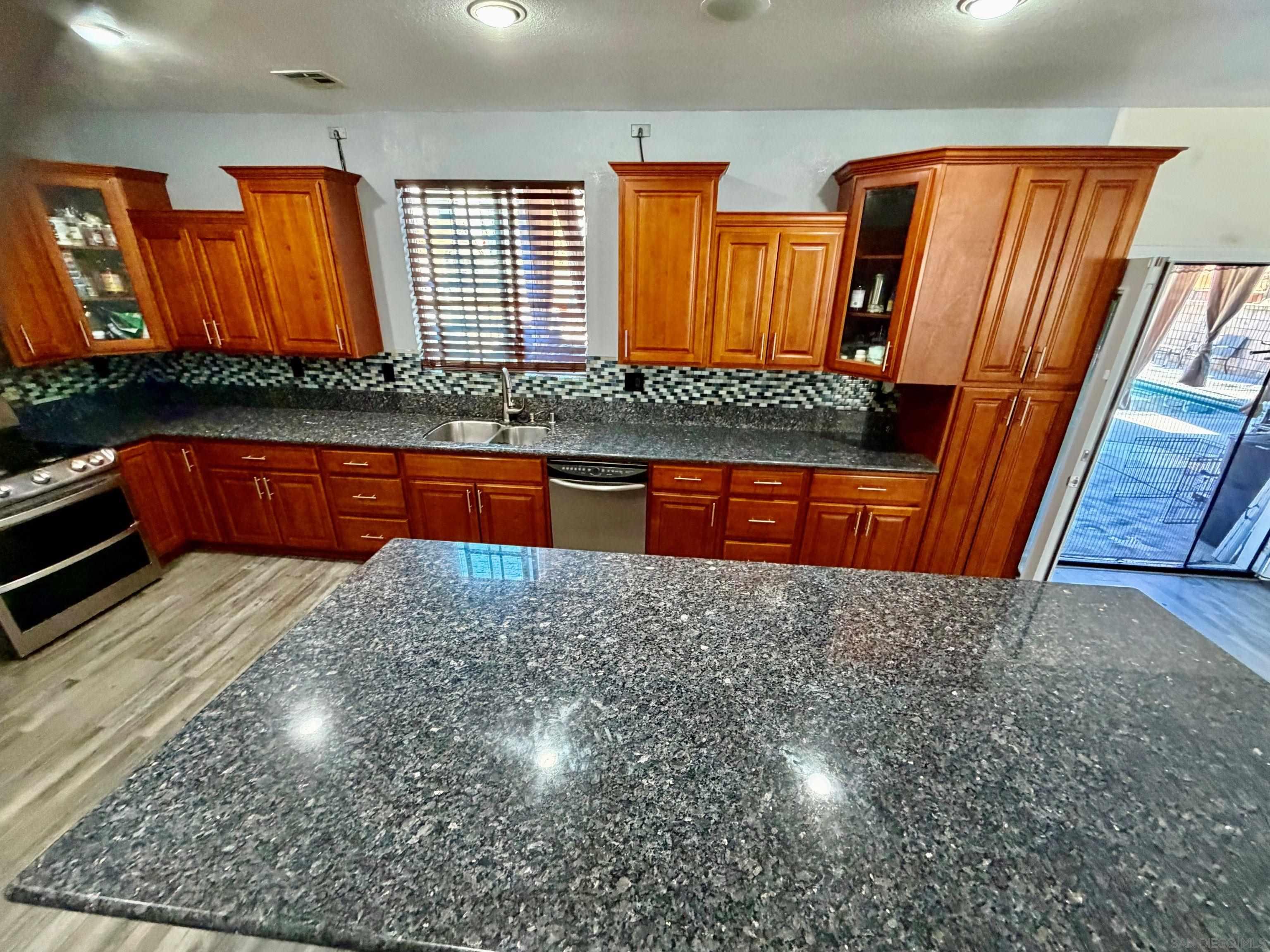 Detail Gallery Image 8 of 45 For 5873  Montery Place, Palmdale,  CA 93552 - 5 Beds | 3 Baths