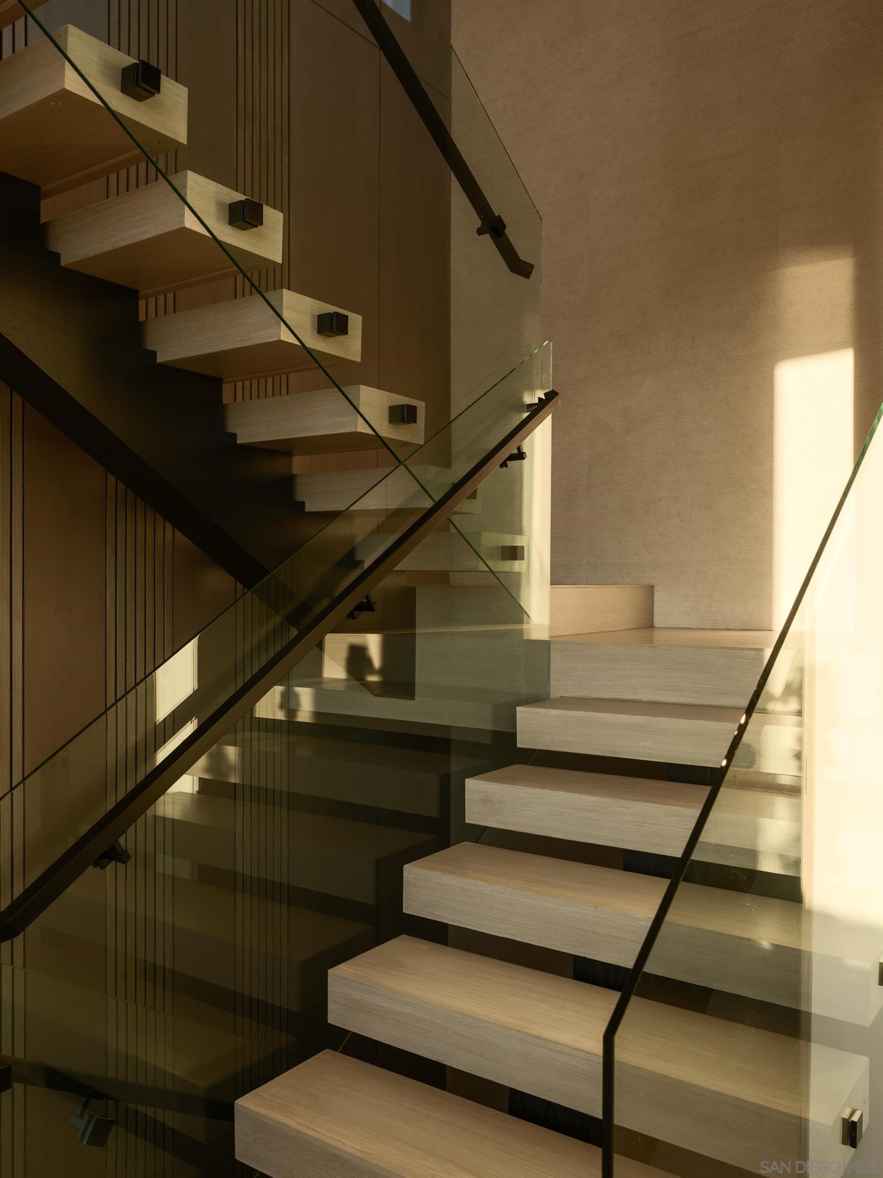 Detail Gallery Image 7 of 45 For 6627  Muirlands Dr, La Jolla,  CA 92037 - 7 Beds | 7/1 Baths