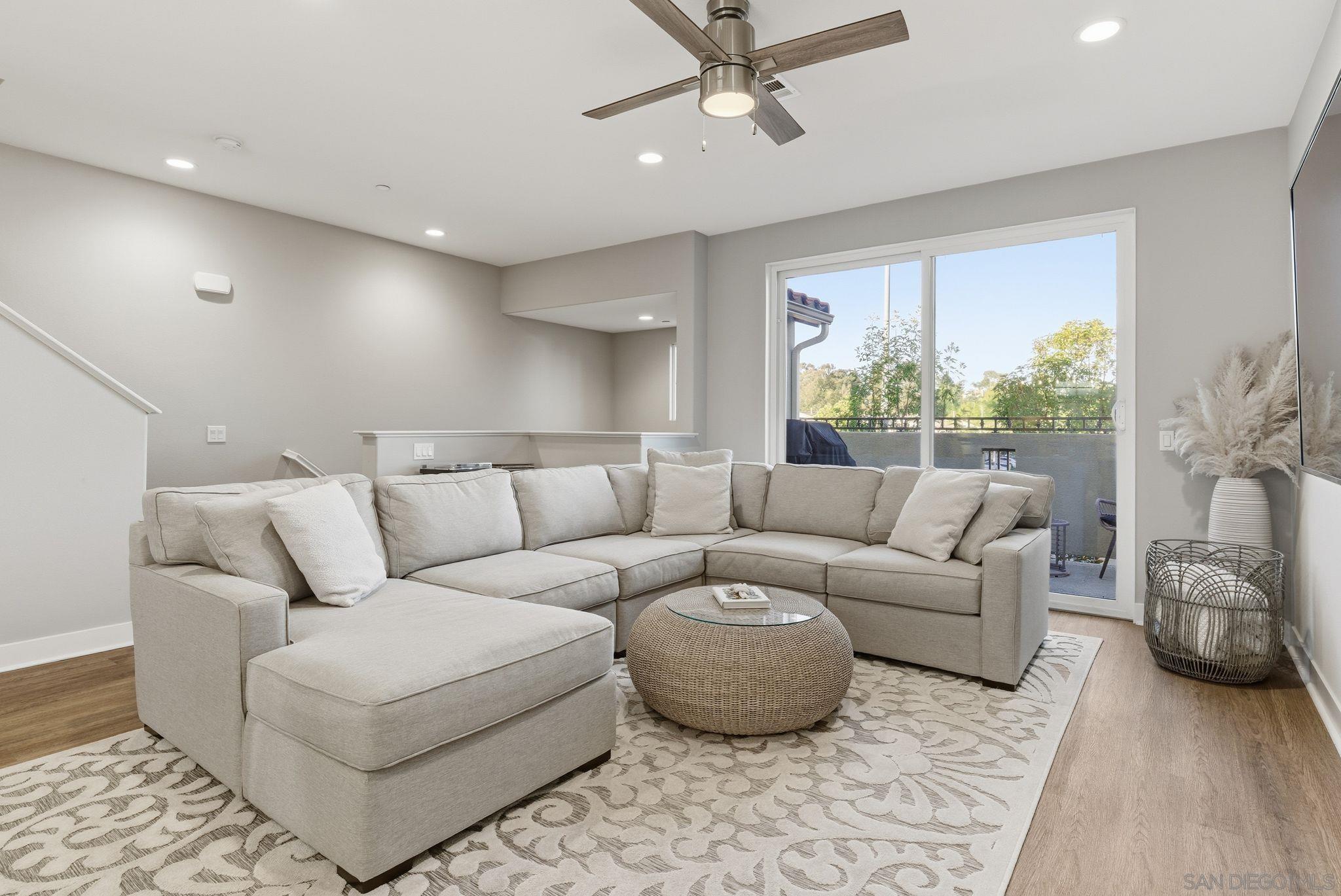 Detail Gallery Image 4 of 42 For 4382  Pacifica Way  #4,  Oceanside,  CA 92056 - 3 Beds | 3/1 Baths