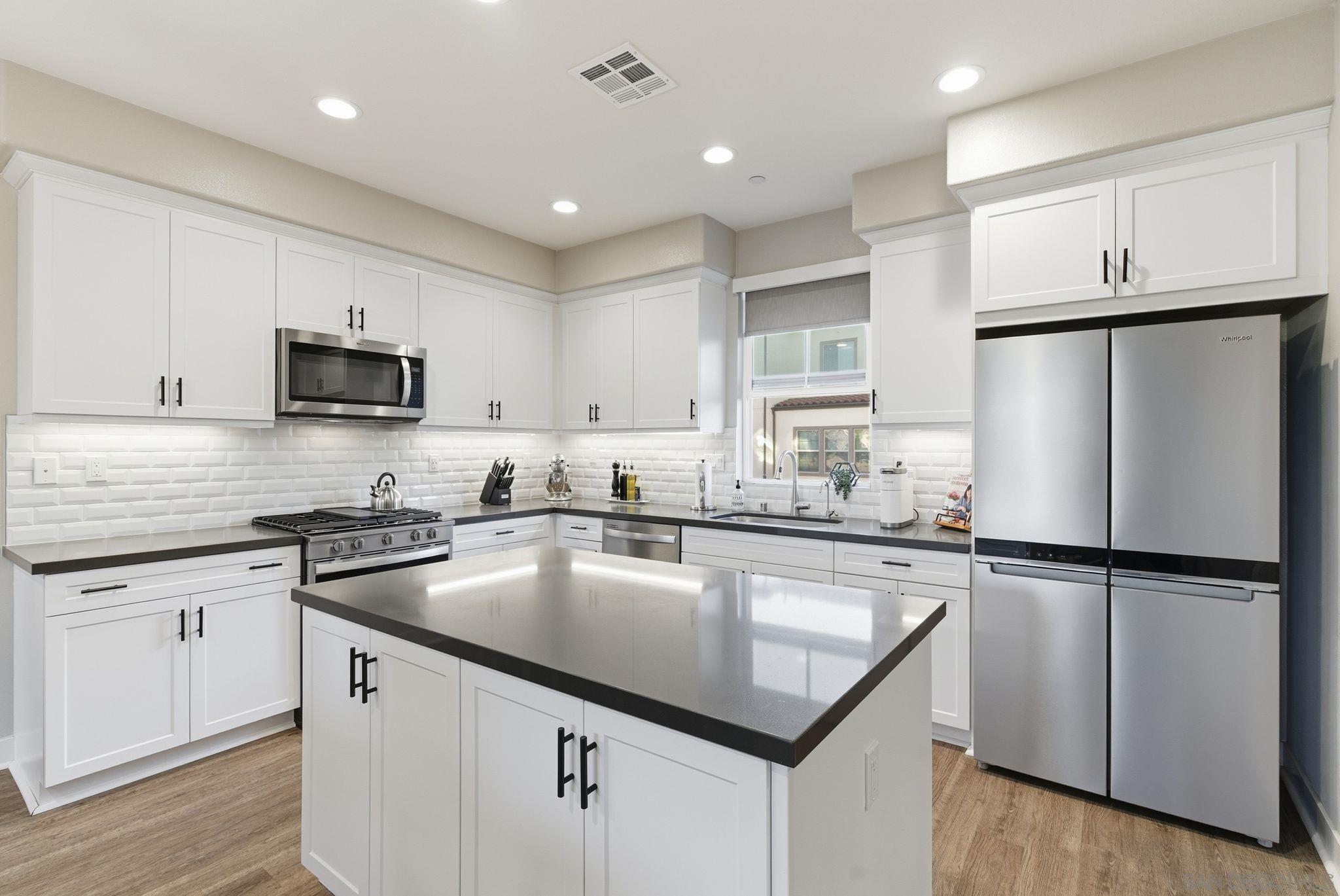 Detail Gallery Image 7 of 42 For 4382  Pacifica Way  #4,  Oceanside,  CA 92056 - 3 Beds | 3/1 Baths