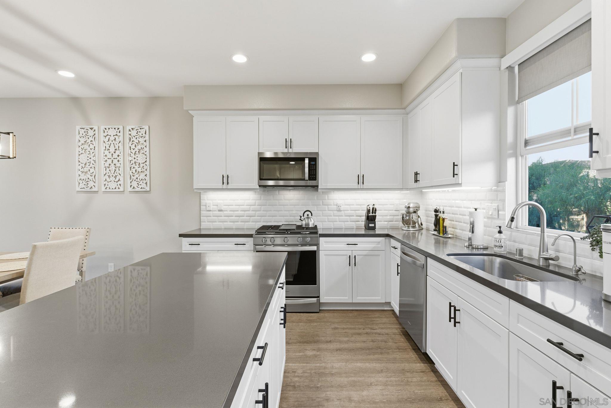 Detail Gallery Image 8 of 42 For 4382  Pacifica Way  #4,  Oceanside,  CA 92056 - 3 Beds | 3/1 Baths