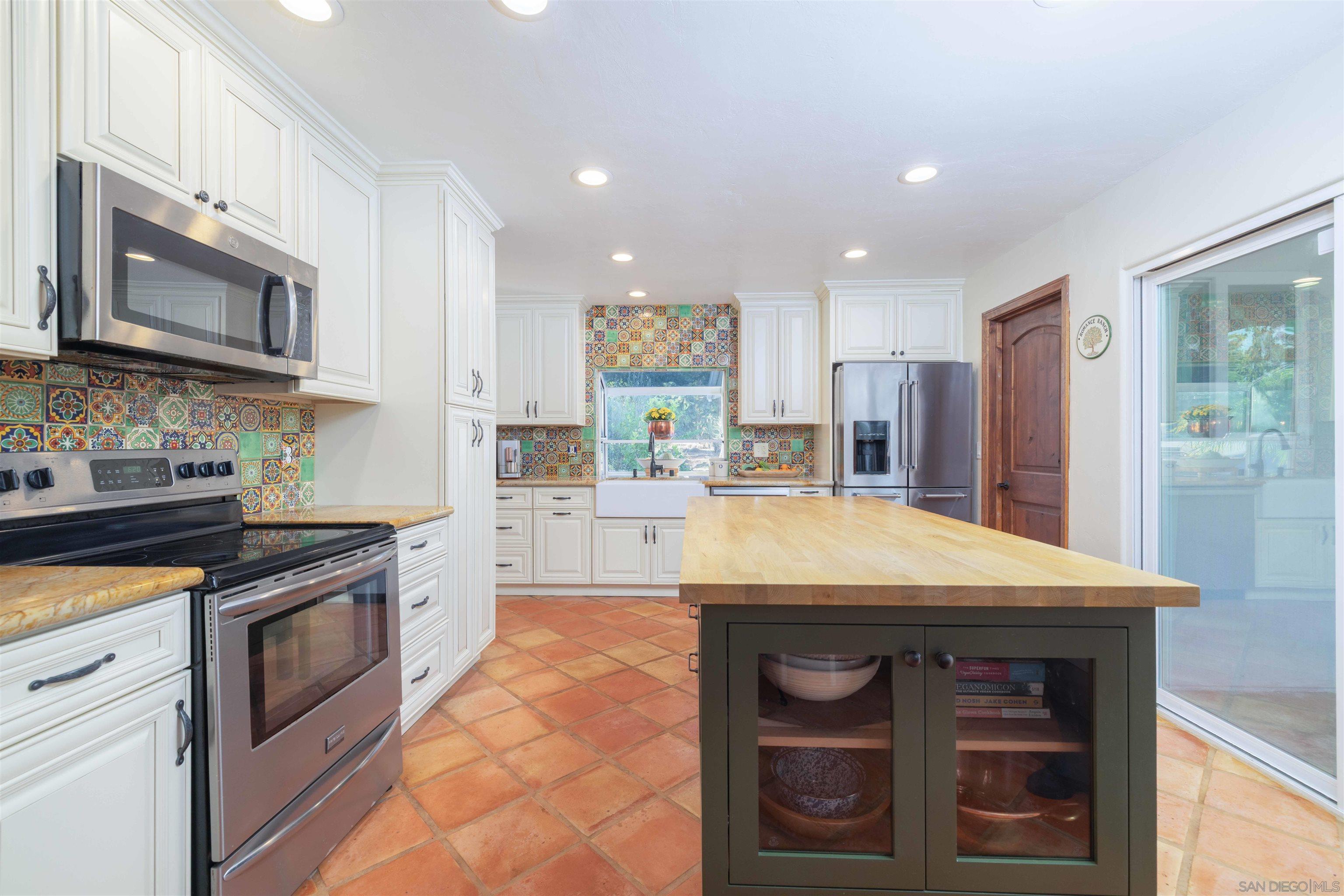 Detail Gallery Image 5 of 28 For 1454  Romance Road, Escondido,  CA 92029 - 3 Beds | 2 Baths