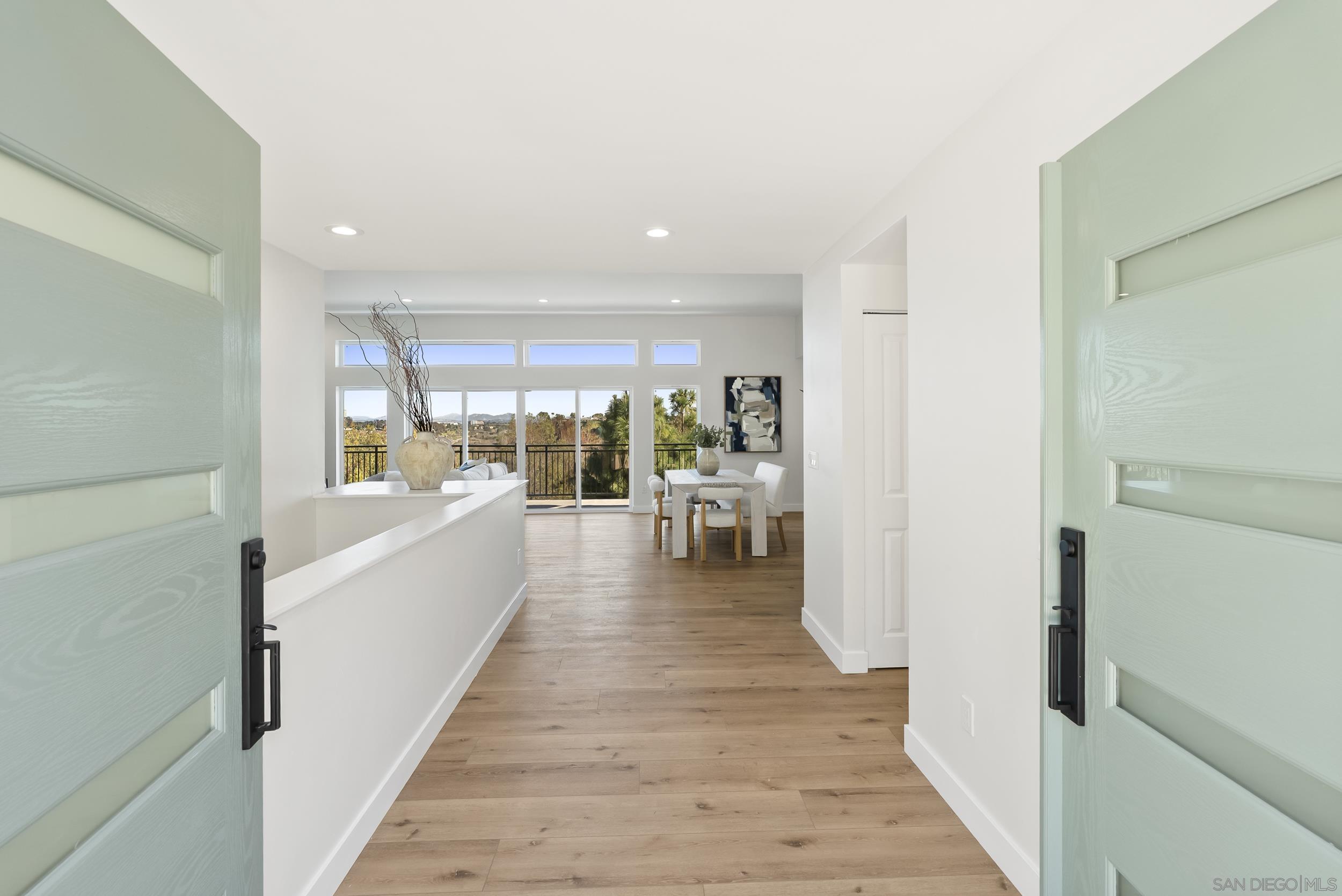 Detail Gallery Image 4 of 72 For 7875  Bellakaren Pl, La Jolla,  CA 92037 - 6 Beds | 4/1 Baths